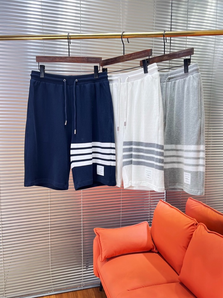 THOM BROWNE 汤姆布朗 TB2025夏季最新品，时尚休闲色织四道杠短裤，采用进口珠地棉原版面
