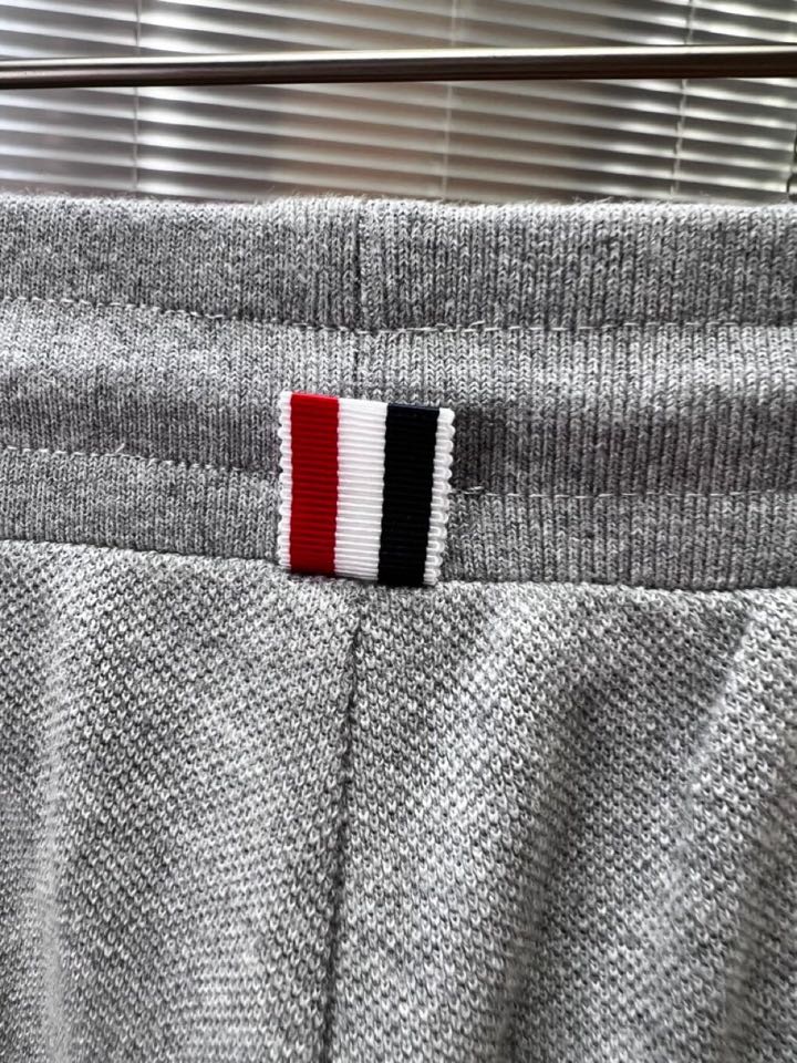  THOM BROWNE 汤姆布朗 TB2025夏季最新品，时尚休闲色织四道杠短裤，采用进口珠地棉原版面