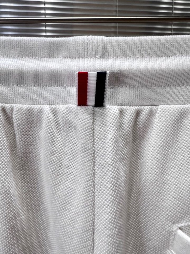  THOM BROWNE 汤姆布朗 TB2025夏季最新品，时尚休闲色织四道杠短裤，采用进口珠地棉原版面