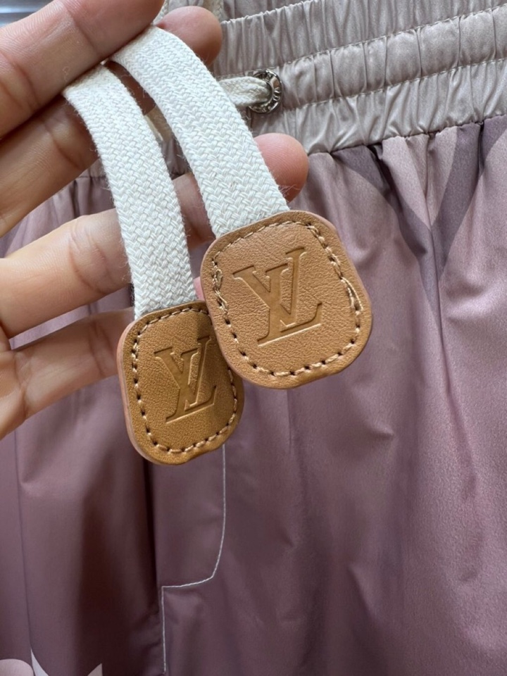  Louis Vuitton 路易威登 Lv 驴牌新款男士数码印花短裤，考究的剪裁是品牌工坊精湛工艺的精