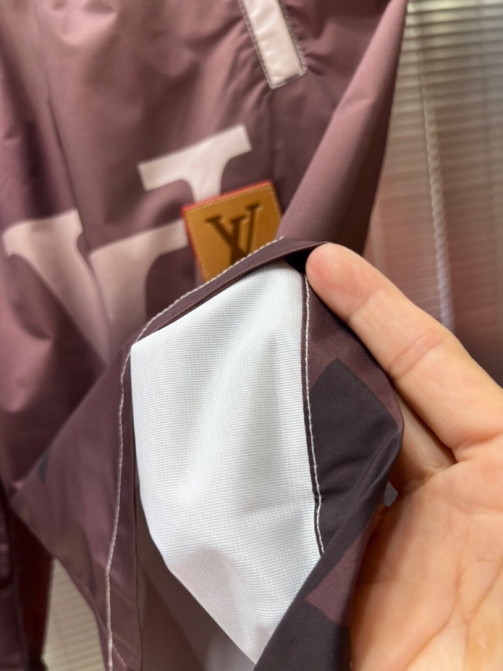  Louis Vuitton 路易威登 Lv 驴牌新款男士数码印花短裤，考究的剪裁是品牌工坊精湛工艺的精