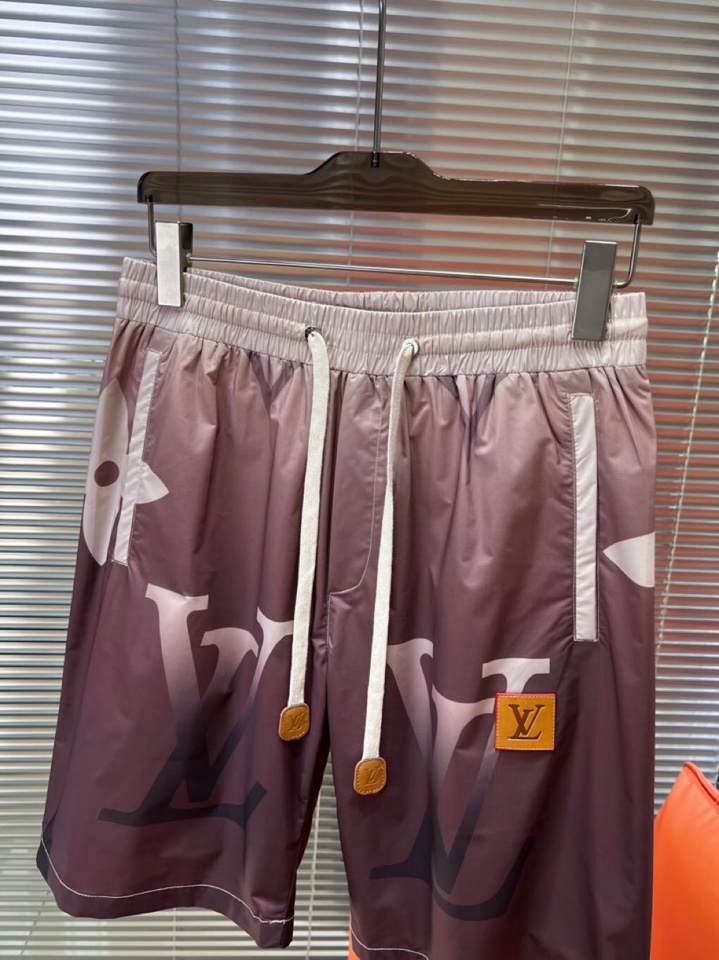  Louis Vuitton 路易威登 Lv 驴牌新款男士数码印花短裤，考究的剪裁是品牌工坊精湛工艺的精