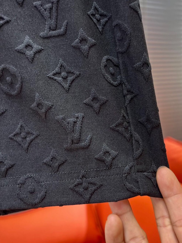  Louis Vuitton 路易威登 LV 驴牌满印提花短裤，采用80支双股100%精梳长绒棉，双龙头