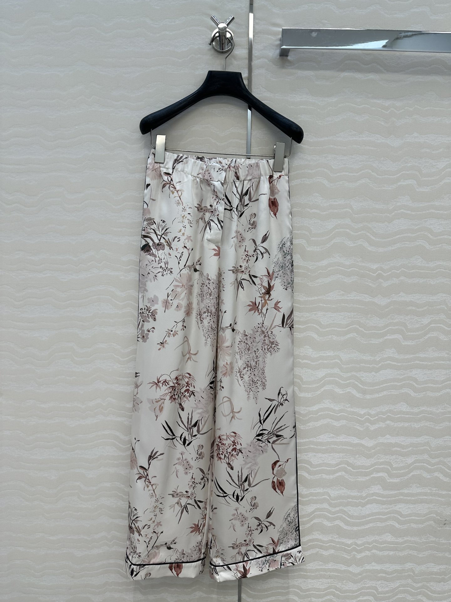 Elegant Silk Pyjama-like Pants for Single Women, Floral Bouquet Design, Perfect for Summer.