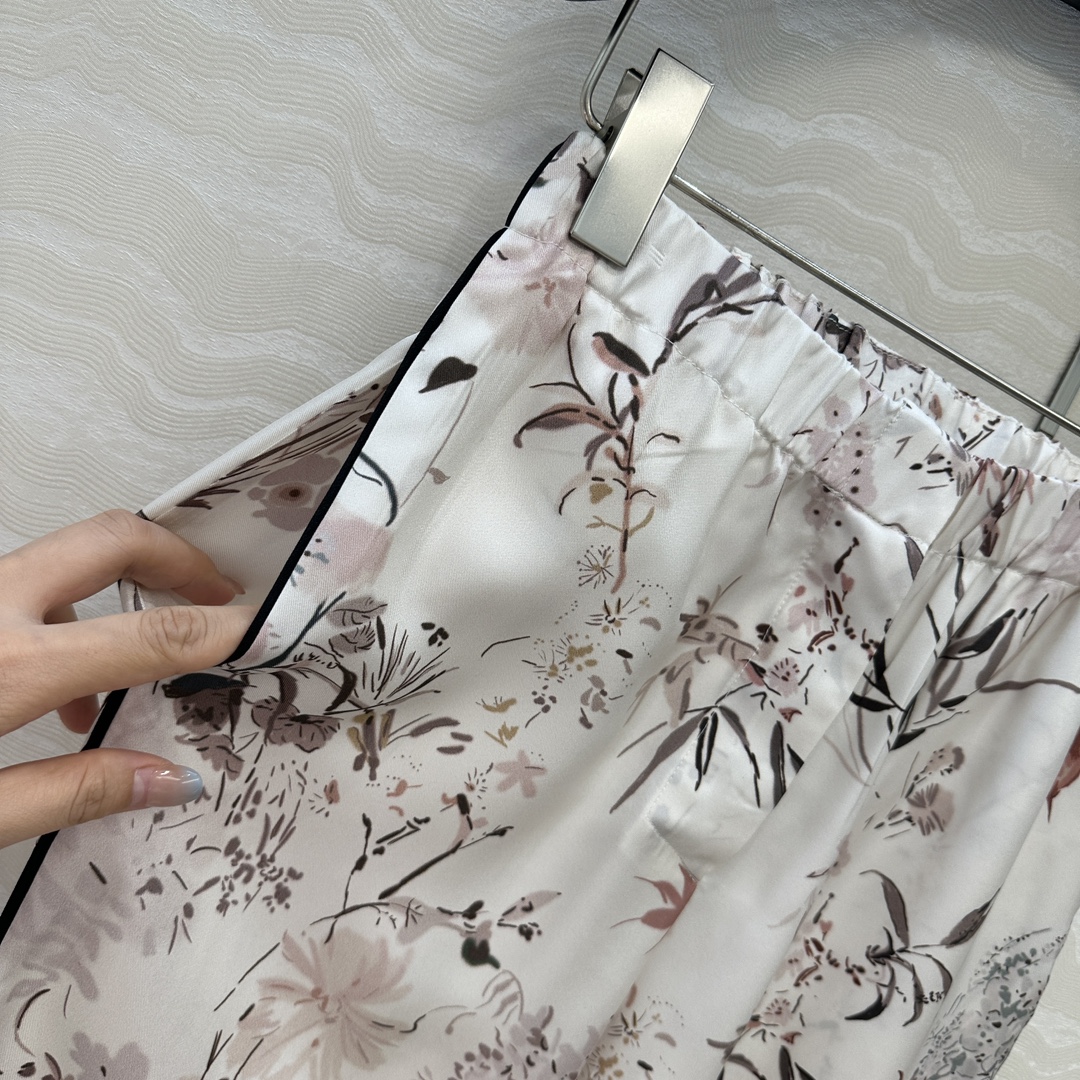 Elegant Silk Pyjama-like Pants for Single Women, Floral Bouquet Design, Perfect for Summer. - 图片 4