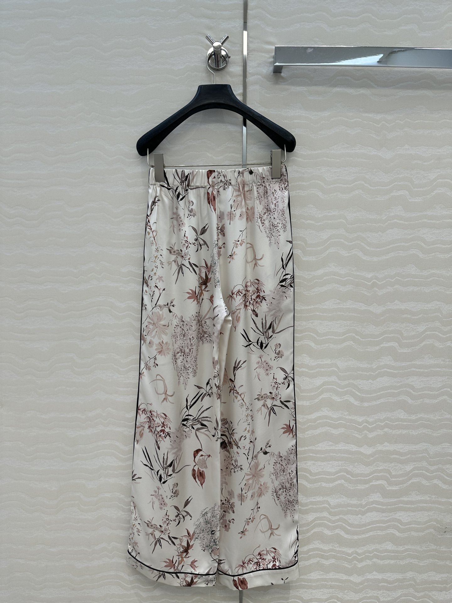 Elegant Silk Pyjama-like Pants for Single Women, Floral Bouquet Design, Perfect for Summer. - 图片 9
