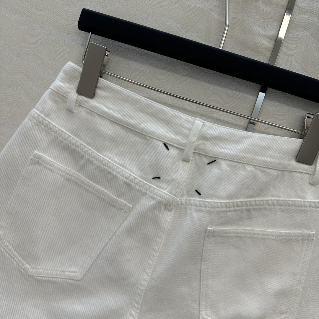 High-Quality Female Suit with Fashionable Jeans and Shorts, Imported Cowboy Fabric, Classic Details. - 图片 9