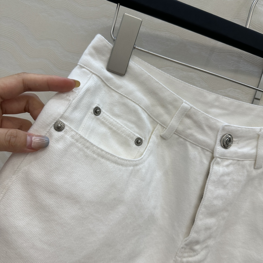 High-Quality Female Suit with Fashionable Jeans and Shorts, Imported Cowboy Fabric, Classic Details. - 图片 5