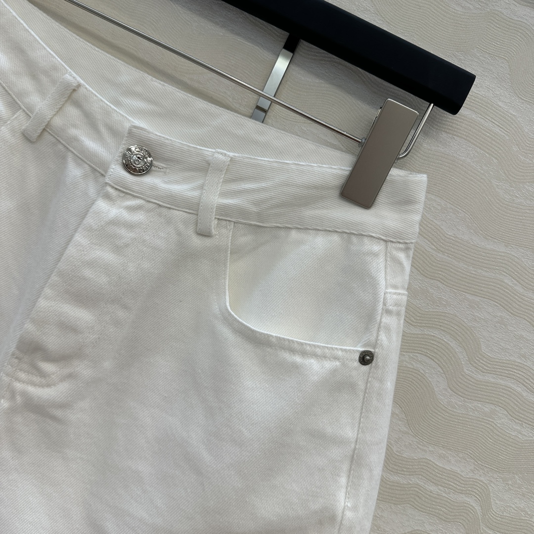 High-Quality Female Suit with Fashionable Jeans and Shorts, Imported Cowboy Fabric, Classic Details. - 图片 4
