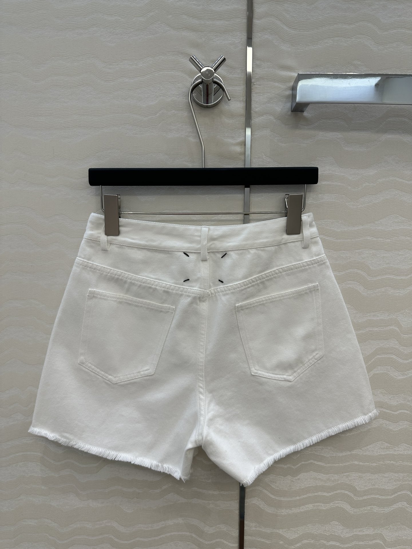 High-Quality Female Suit with Fashionable Jeans and Shorts, Imported Cowboy Fabric, Classic Details. - 图片 8