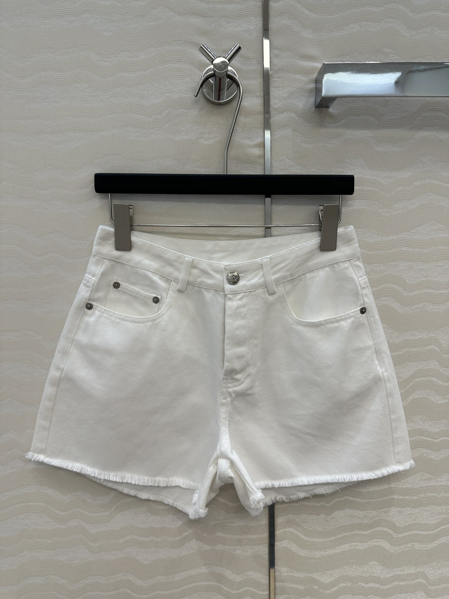 High-Quality Female Suit with Fashionable Jeans and Shorts, Imported Cowboy Fabric, Classic Details. - 图片 1