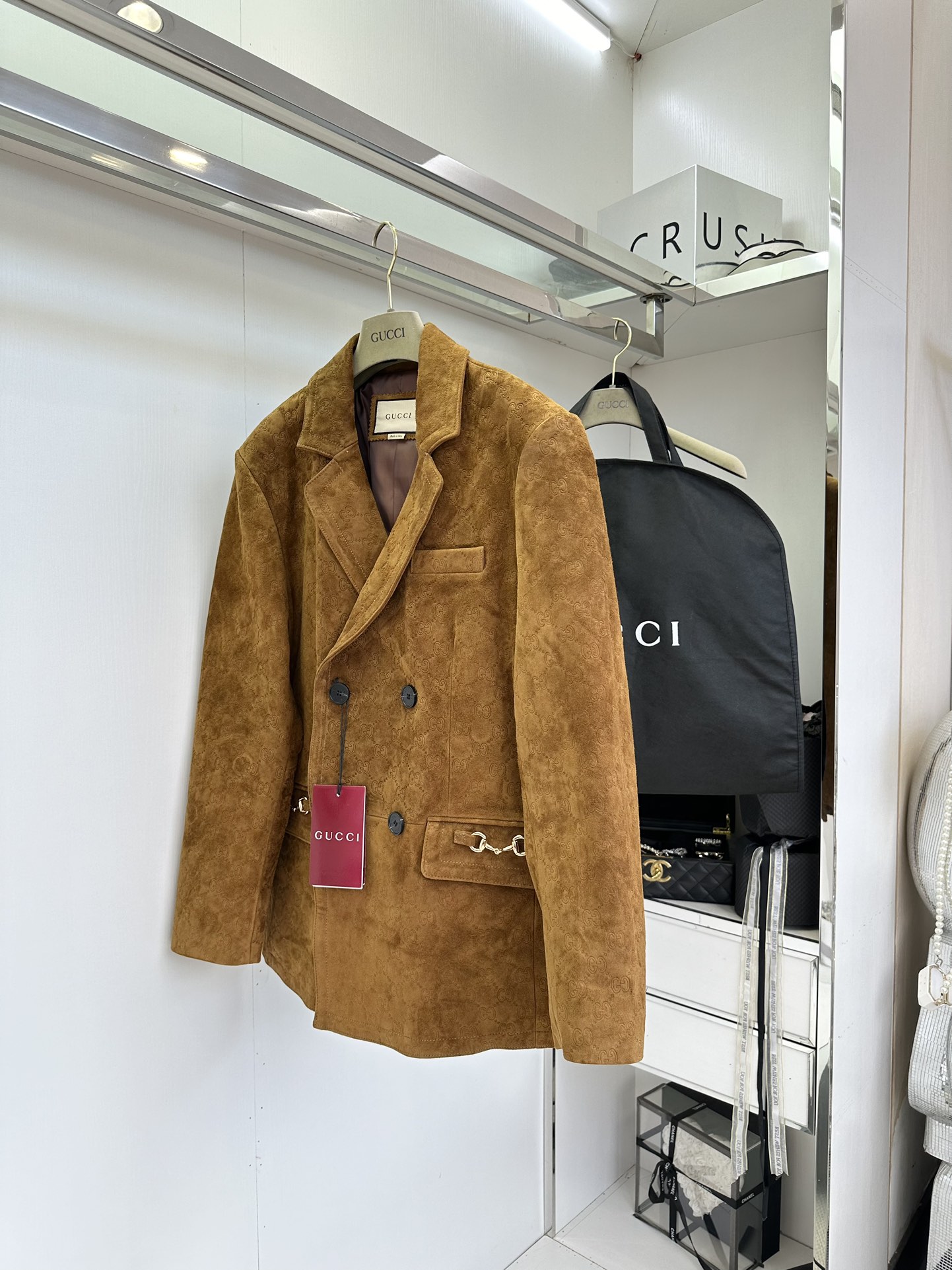 Guch’s Winter Fashion Show: Luxurious Fur Dress with G-Pants and High-Level Style - 图片 3