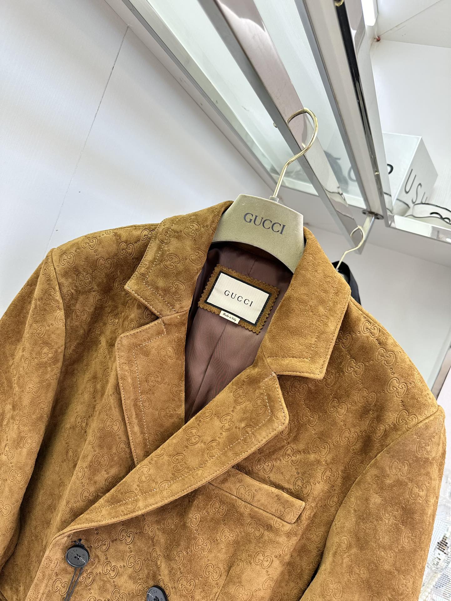 Guch’s Winter Fashion Show: Luxurious Fur Dress with G-Pants and High-Level Style - 图片 8