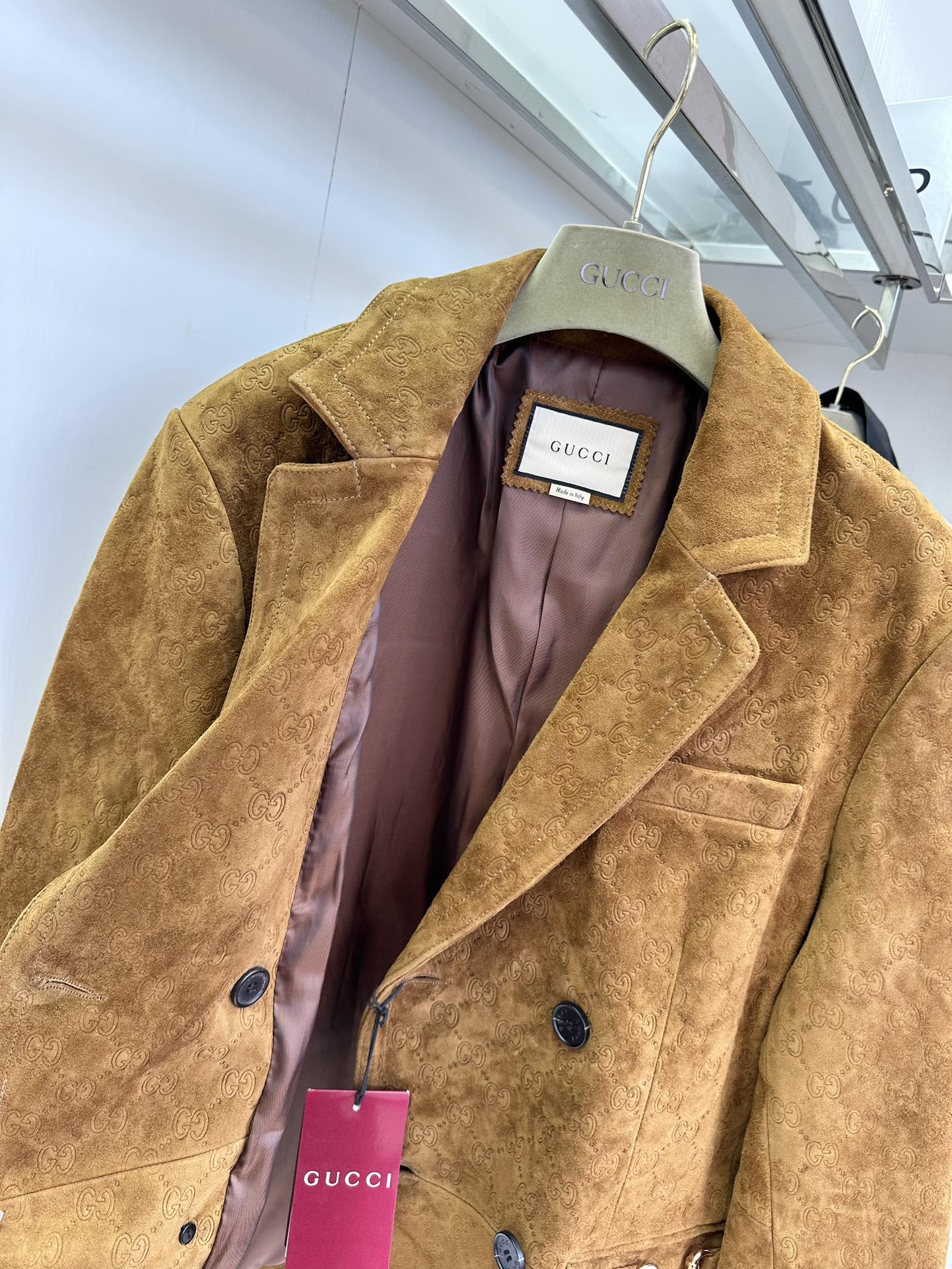 Guch’s Winter Fashion Show: Luxurious Fur Dress with G-Pants and High-Level Style - 图片 6