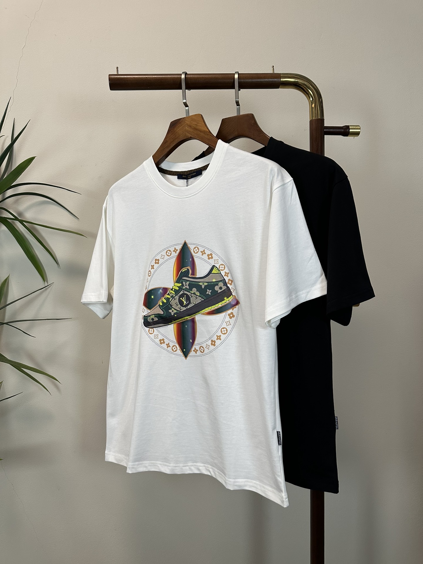 NO:423569,LV Louis Vuitton 2025 new round neck short-sleeved T-shirt high-end version!  Customized fabrics for counters are breathable and comfortable, with impeccable details, and the brand element design concept reflects high quality. The feel is delicate and soft!  It is casually cut, with a great upper body style!  Code number M-3XL, louis vuitton,louis vuitton,t-shirt,tees,t-shirt,alexander wang19860909LV 路易威登 2025新款 圆领 短袖 T恤 高端版本！专柜定制面料 透气舒适度高,细节无可挑剔,品牌元素设计理念,体现高品质.手感细腻柔软！呈现休闲裁剪,上身版型超赞！ 码数M-3XL,,louis vuitton,louis vuitton,T-shirt,tees，t-shirt,alexander wang,Men's clothing