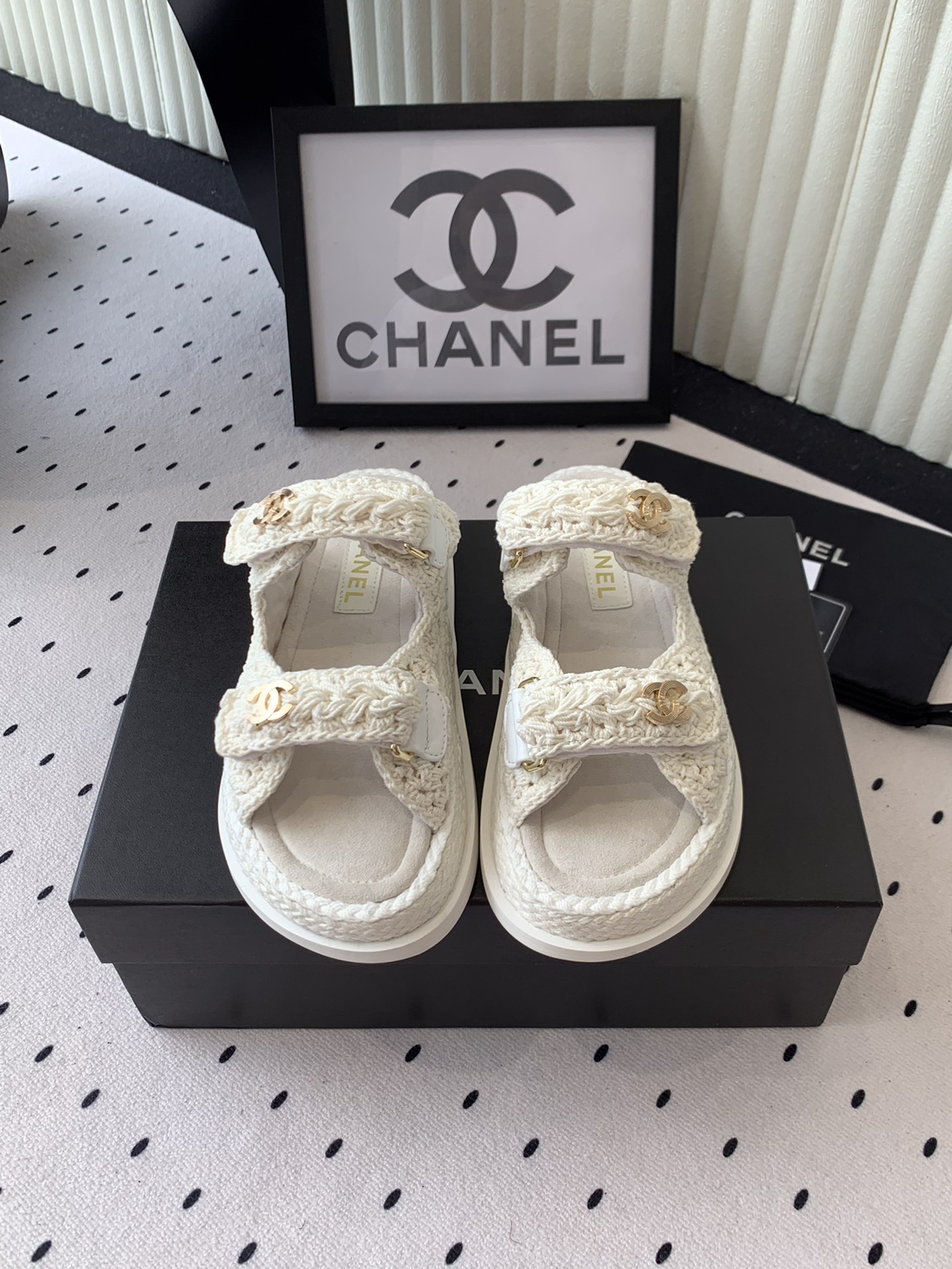 NO:414489,Chanel's new beach shoes top version, simple universal and versatile artifact, major star footwear artifact, original pure hand-made crochet wool rope upper imported sheepskin inner footbed, original integrated molding outsole Size35-40 (41 customized), slippers, chanel, slippers, sheepskin19860909Chanel新款沙滩鞋顶级版本 简单的万能百搭神器各大明星上脚神器 原版纯手工钩织毛绳鞋面进口羊皮内里垫脚 原版一体成型大底Size35-40（41订做）,拖鞋,chanel,slippers,sheepskin,Women's Shoes