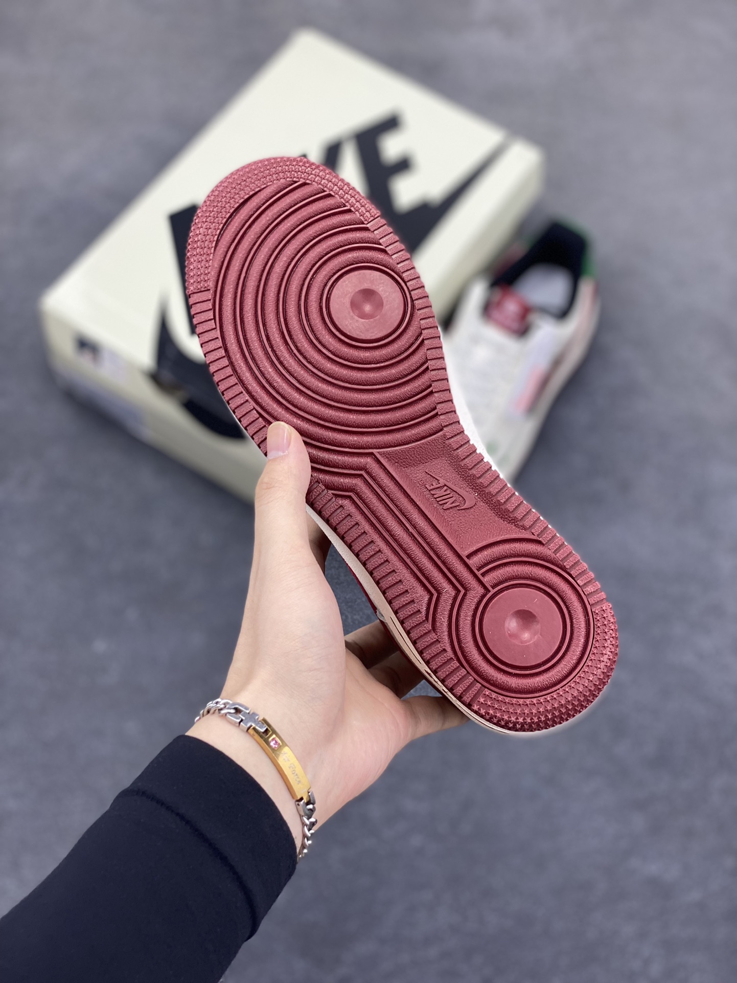 图片[5]-NIke Air Force 1 \’07 Low 古驰联名-白红绿 空军一号低帮 运动鞋 休闲鞋 折边针车 工艺难度大 原楦头原纸板 原装鞋盒 定制五金配件 内置全掌气垫 原厂鞋底 货号：LW9279-012 尺码：36 36.5 37.5 38 38.5 39 40 40.5 41 42 42.5 43 44 44.5 45-选品中心