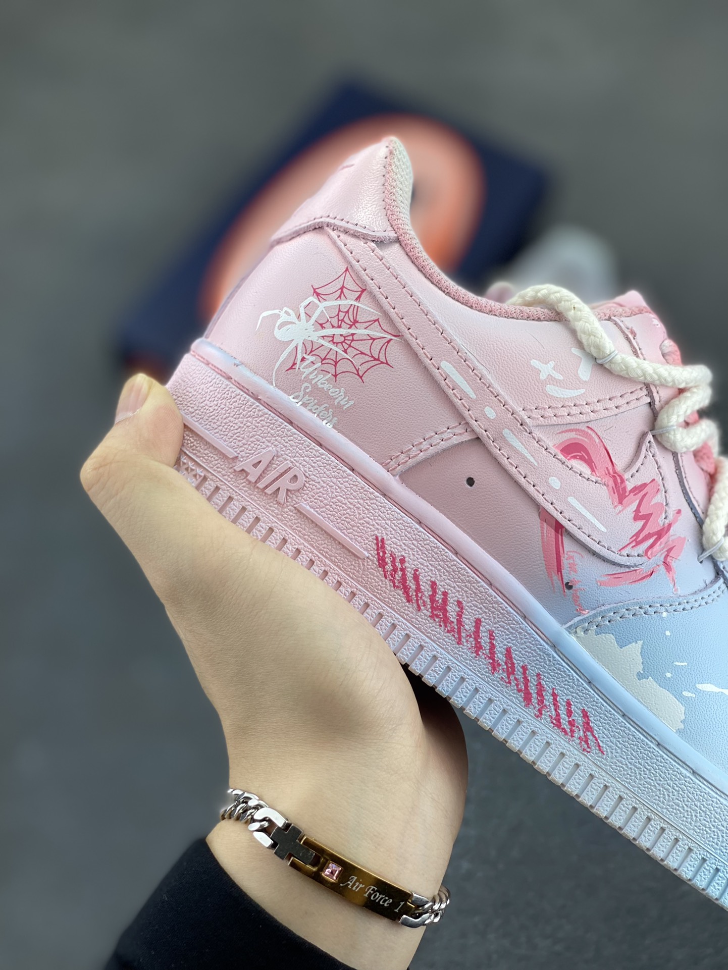 图片[6]-Nike Air Force 1\’07 Low \”Purple Butterfly\” 手绘涂鸦 粉蓝蛛心 空军一号低帮休闲运动板鞋 #粉蓝蛛心，宛如冷暖色调交织的浪漫诗篇。蓝色，象征着理性、沉稳与深邃，如浩渺的海洋与无垠的夜空，蕴含着包容万物的力量；粉色，代表着温柔、甜蜜与梦幻，似春日绽放的樱花、天边绚烂的晚霞，传递着浪漫炽热的情愫。 货号：QX2032-707 尺码：36 36.5 37.5 38 38.5 39 40 40.5 41 42 42.5 43 44 44.5 45-选品中心