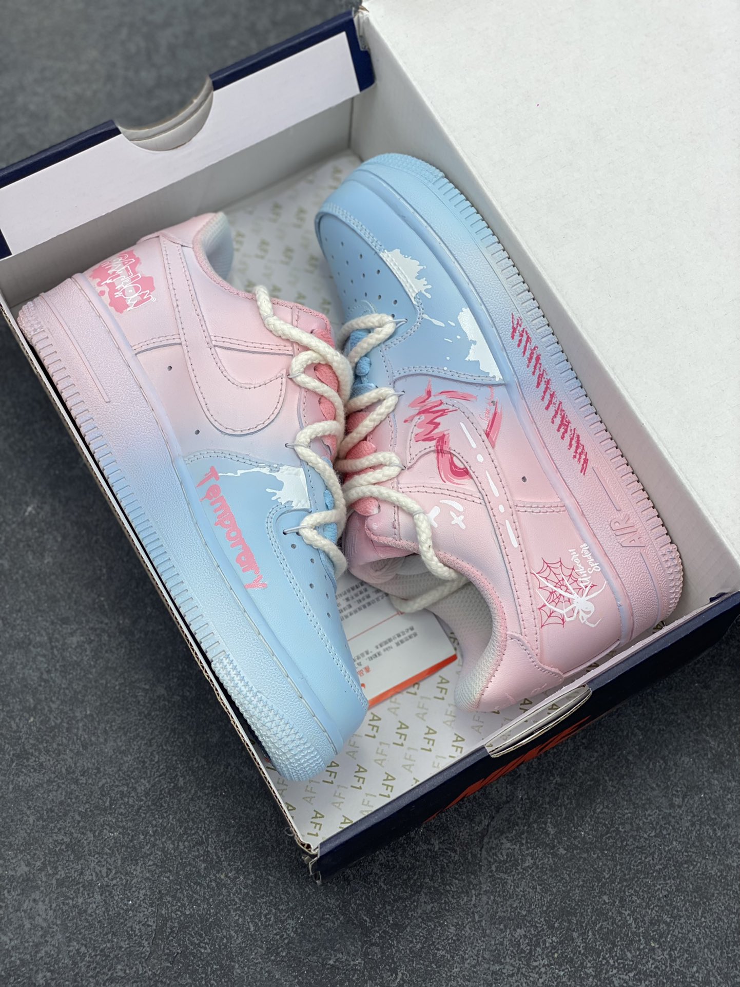 图片[9]-Nike Air Force 1\’07 Low \”Purple Butterfly\” 手绘涂鸦 粉蓝蛛心 空军一号低帮休闲运动板鞋 #粉蓝蛛心，宛如冷暖色调交织的浪漫诗篇。蓝色，象征着理性、沉稳与深邃，如浩渺的海洋与无垠的夜空，蕴含着包容万物的力量；粉色，代表着温柔、甜蜜与梦幻，似春日绽放的樱花、天边绚烂的晚霞，传递着浪漫炽热的情愫。 货号：QX2032-707 尺码：36 36.5 37.5 38 38.5 39 40 40.5 41 42 42.5 43 44 44.5 45-选品中心