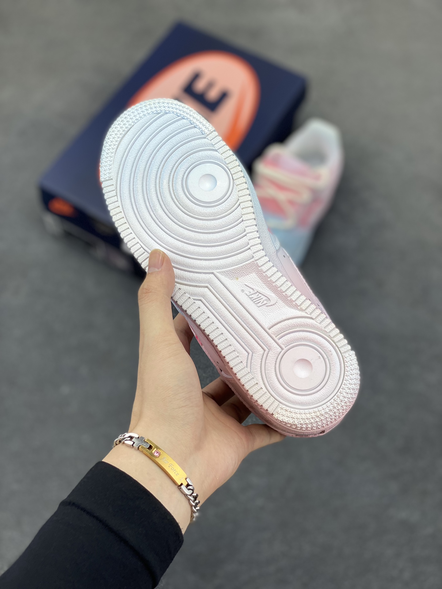 图片[5]-Nike Air Force 1\’07 Low \”Purple Butterfly\” 手绘涂鸦 粉蓝蛛心 空军一号低帮休闲运动板鞋 #粉蓝蛛心，宛如冷暖色调交织的浪漫诗篇。蓝色，象征着理性、沉稳与深邃，如浩渺的海洋与无垠的夜空，蕴含着包容万物的力量；粉色，代表着温柔、甜蜜与梦幻，似春日绽放的樱花、天边绚烂的晚霞，传递着浪漫炽热的情愫。 货号：QX2032-707 尺码：36 36.5 37.5 38 38.5 39 40 40.5 41 42 42.5 43 44 44.5 45-选品中心