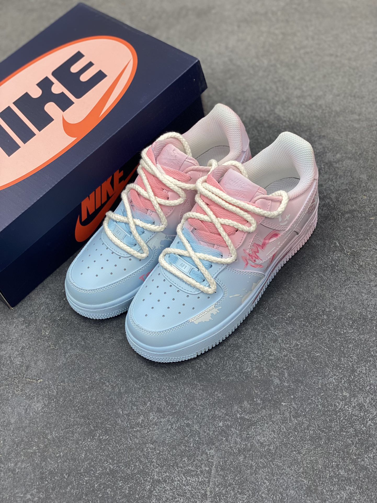 图片[8]-Nike Air Force 1\’07 Low \”Purple Butterfly\” 手绘涂鸦 粉蓝蛛心 空军一号低帮休闲运动板鞋 #粉蓝蛛心，宛如冷暖色调交织的浪漫诗篇。蓝色，象征着理性、沉稳与深邃，如浩渺的海洋与无垠的夜空，蕴含着包容万物的力量；粉色，代表着温柔、甜蜜与梦幻，似春日绽放的樱花、天边绚烂的晚霞，传递着浪漫炽热的情愫。 货号：QX2032-707 尺码：36 36.5 37.5 38 38.5 39 40 40.5 41 42 42.5 43 44 44.5 45-选品中心