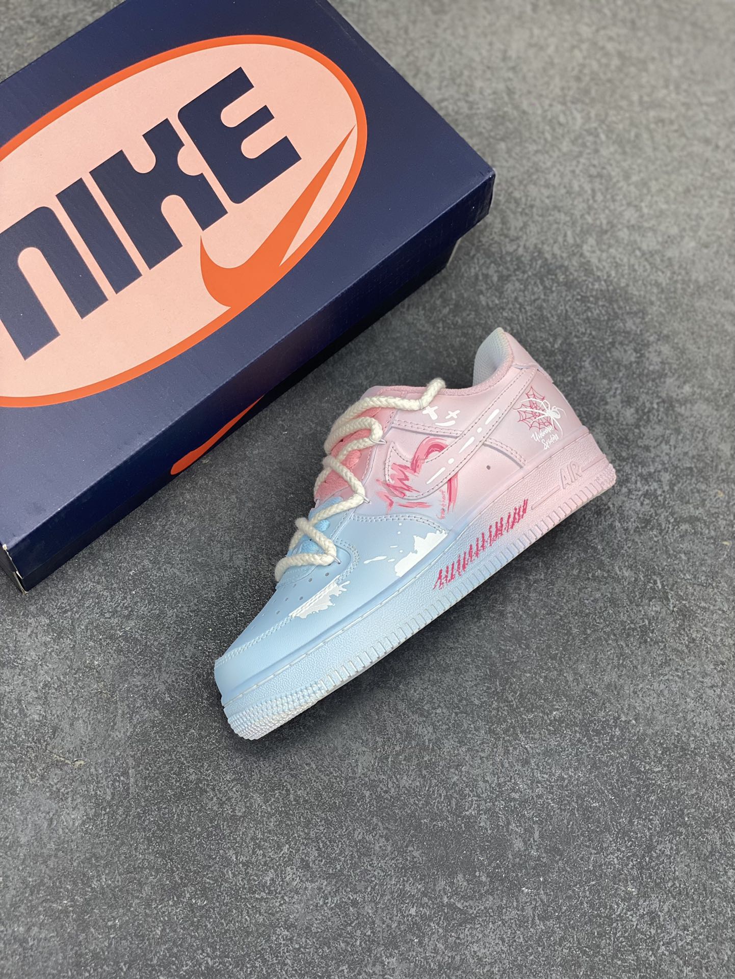 图片[7]-Nike Air Force 1\’07 Low \”Purple Butterfly\” 手绘涂鸦 粉蓝蛛心 空军一号低帮休闲运动板鞋 #粉蓝蛛心，宛如冷暖色调交织的浪漫诗篇。蓝色，象征着理性、沉稳与深邃，如浩渺的海洋与无垠的夜空，蕴含着包容万物的力量；粉色，代表着温柔、甜蜜与梦幻，似春日绽放的樱花、天边绚烂的晚霞，传递着浪漫炽热的情愫。 货号：QX2032-707 尺码：36 36.5 37.5 38 38.5 39 40 40.5 41 42 42.5 43 44 44.5 45-选品中心