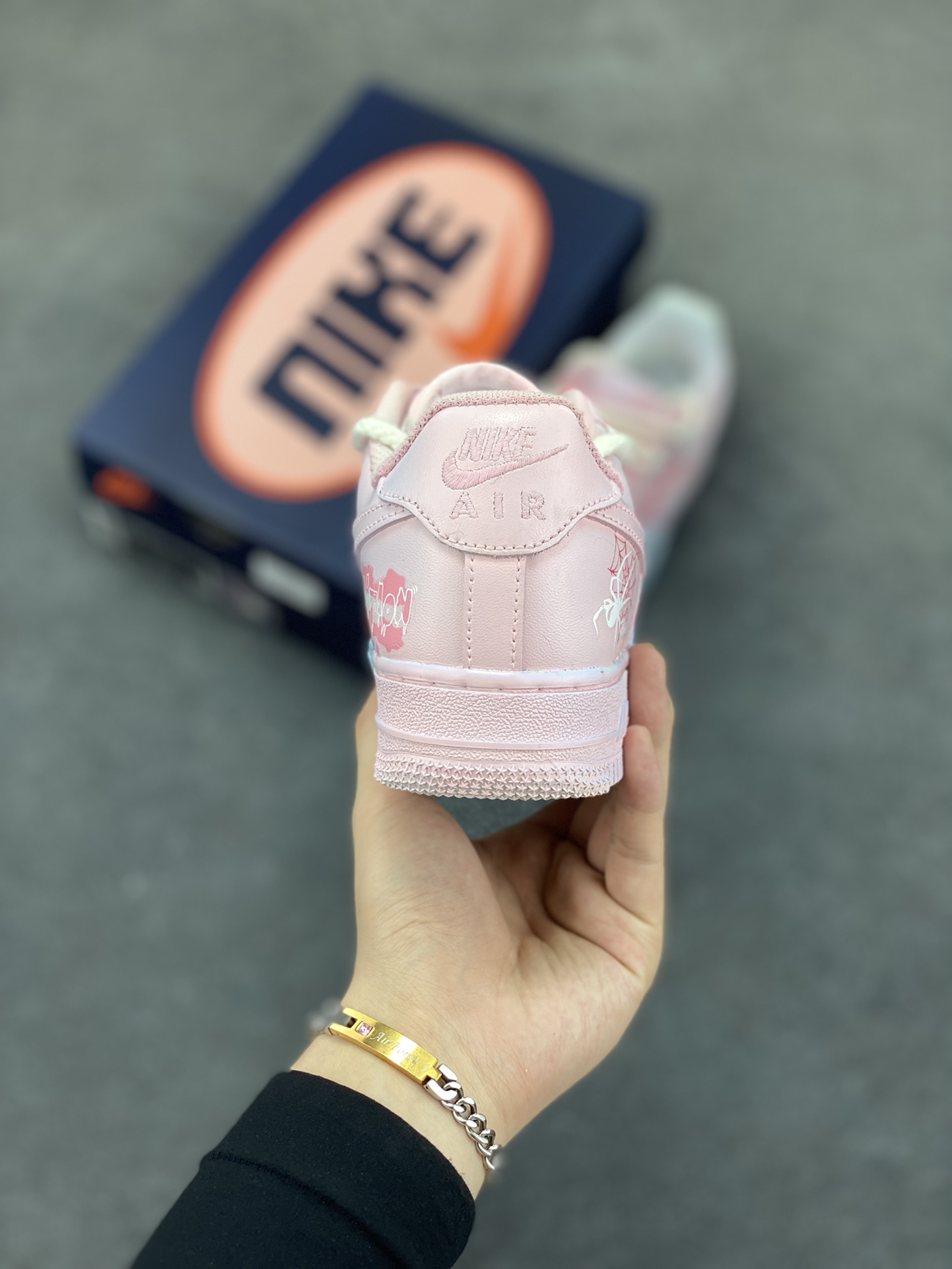 图片[4]-Nike Air Force 1\’07 Low \”Purple Butterfly\” 手绘涂鸦 粉蓝蛛心 空军一号低帮休闲运动板鞋 #粉蓝蛛心，宛如冷暖色调交织的浪漫诗篇。蓝色，象征着理性、沉稳与深邃，如浩渺的海洋与无垠的夜空，蕴含着包容万物的力量；粉色，代表着温柔、甜蜜与梦幻，似春日绽放的樱花、天边绚烂的晚霞，传递着浪漫炽热的情愫。 货号：QX2032-707 尺码：36 36.5 37.5 38 38.5 39 40 40.5 41 42 42.5 43 44 44.5 45-选品中心