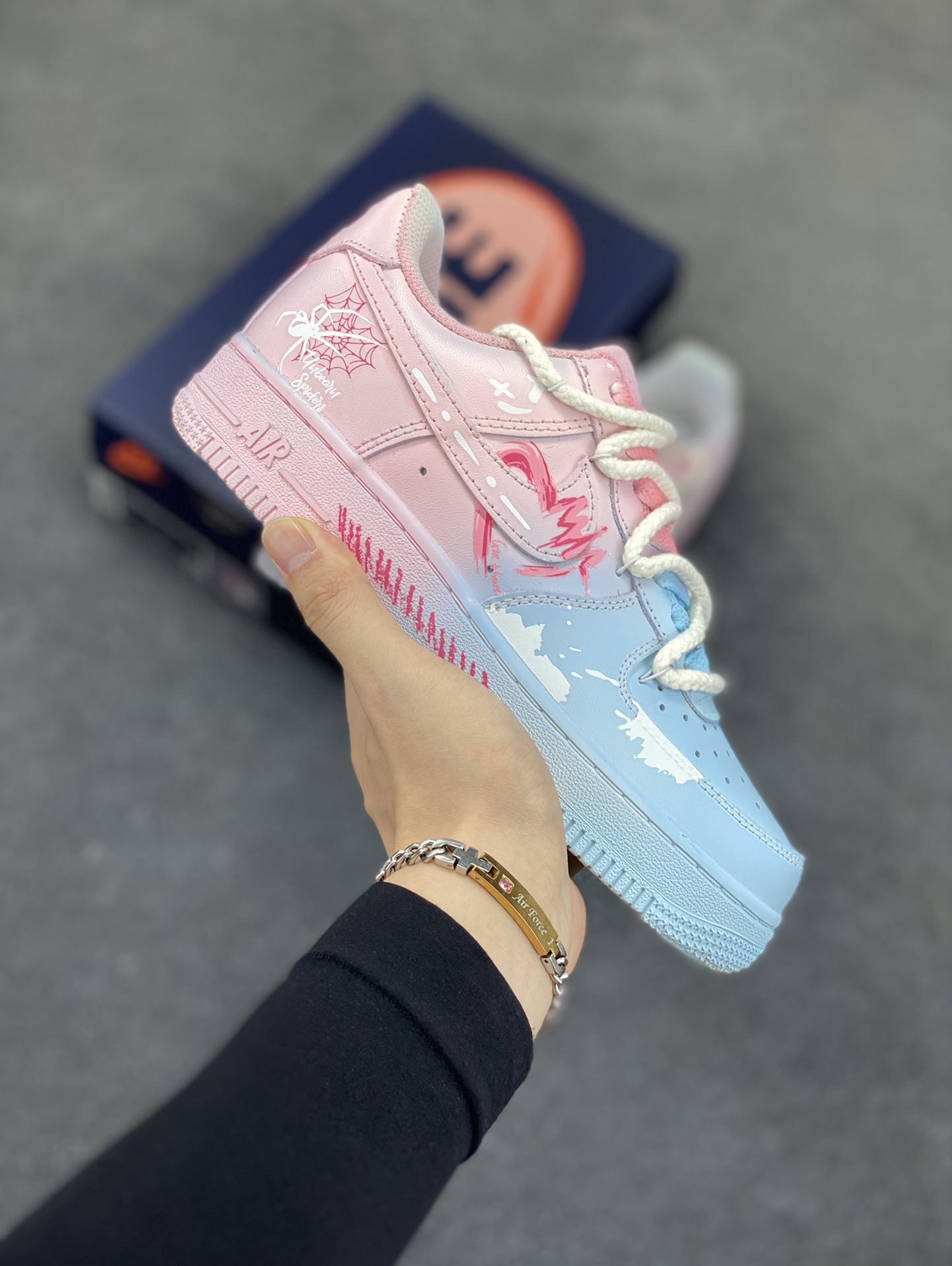 Nike Air Force 1\’07 Low \”Purple Butterfly\” 手绘涂鸦 粉蓝蛛心 空军一号低帮休闲运动板鞋 #粉蓝蛛心，宛如冷暖色调交织的浪漫诗篇。蓝色，象征着理性、沉稳与深邃，如浩渺的海洋与无垠的夜空，蕴含着包容万物的力量；粉色，代表着温柔、甜蜜与梦幻，似春日绽放的樱花、天边绚烂的晚霞，传递着浪漫炽热的情愫。 货号：QX2032-707 尺码：36 36.5 37.5 38 38.5 39 40 40.5 41 42 42.5 43 44 44.5 45-选品中心