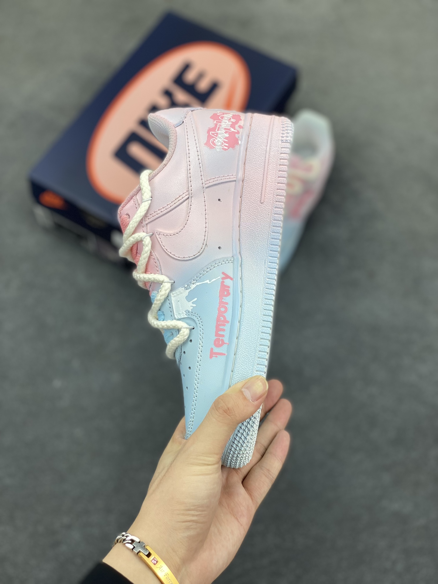 图片[3]-Nike Air Force 1\’07 Low \”Purple Butterfly\” 手绘涂鸦 粉蓝蛛心 空军一号低帮休闲运动板鞋 #粉蓝蛛心，宛如冷暖色调交织的浪漫诗篇。蓝色，象征着理性、沉稳与深邃，如浩渺的海洋与无垠的夜空，蕴含着包容万物的力量；粉色，代表着温柔、甜蜜与梦幻，似春日绽放的樱花、天边绚烂的晚霞，传递着浪漫炽热的情愫。 货号：QX2032-707 尺码：36 36.5 37.5 38 38.5 39 40 40.5 41 42 42.5 43 44 44.5 45-选品中心