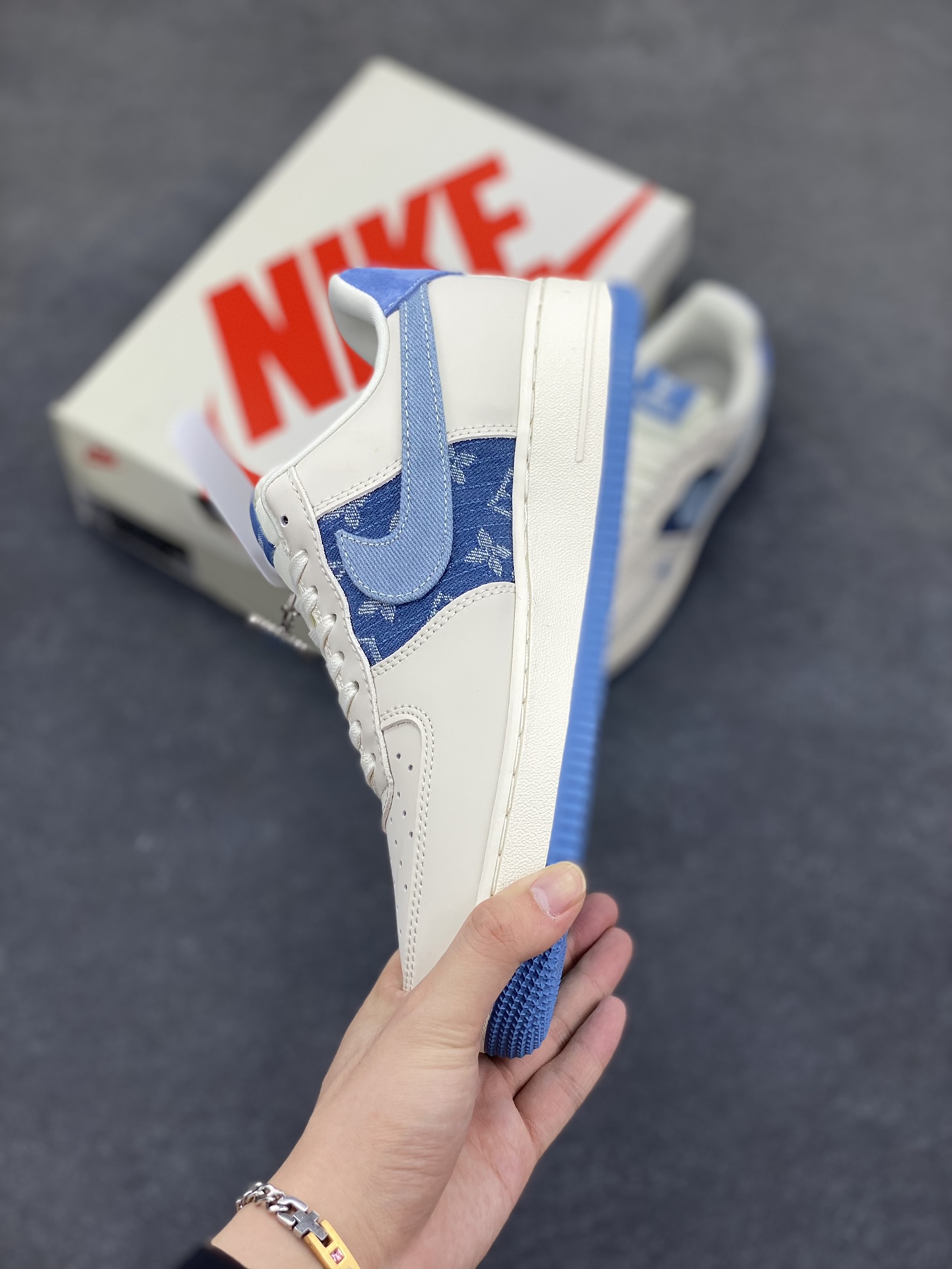 图片[3]-NIke Air Force 1 \’07 Low “LV联名——蓝布勾”空军一号 低帮 运动鞋 休闲鞋 折边针车 工艺难度大 原楦头原纸板 原装鞋盒 定制五金配件 内置全掌气垫 原厂鞋底 货号：DF0188-068 尺码：36 36.5 37.5 38 38.5 39 40 40.5 41 42 42.5 43 44 44.5 45-选品中心