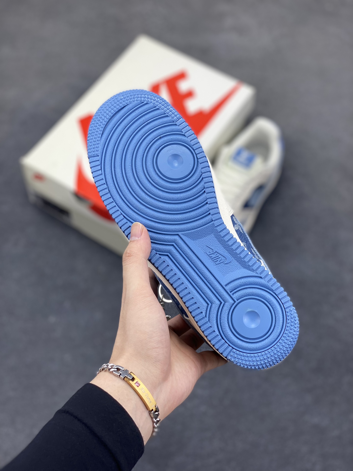 图片[5]-NIke Air Force 1 \’07 Low “LV联名——蓝布勾”空军一号 低帮 运动鞋 休闲鞋 折边针车 工艺难度大 原楦头原纸板 原装鞋盒 定制五金配件 内置全掌气垫 原厂鞋底 货号：DF0188-068 尺码：36 36.5 37.5 38 38.5 39 40 40.5 41 42 42.5 43 44 44.5 45-选品中心
