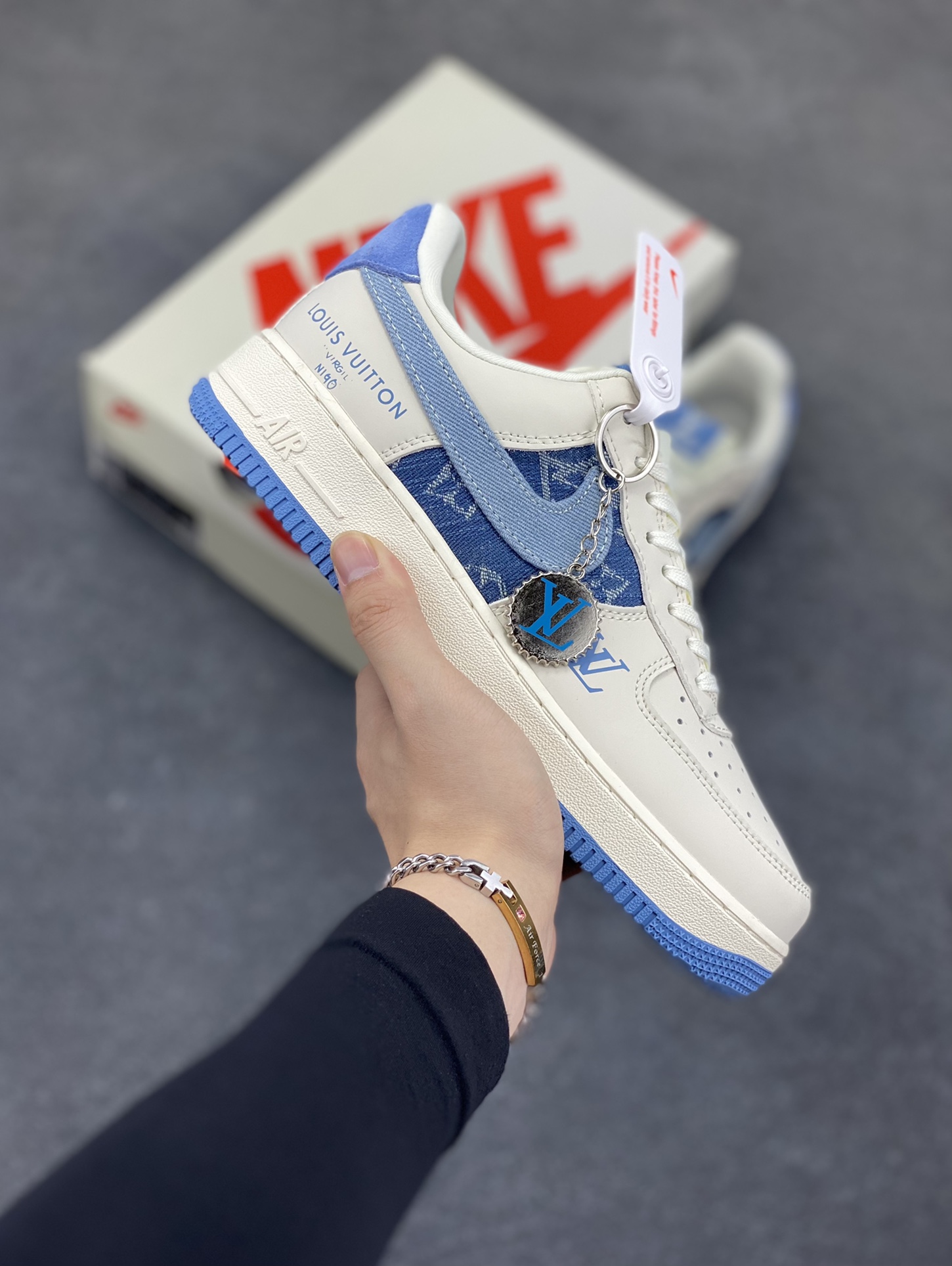 NIke Air Force 1 \'07 Low “LV联名——蓝布勾”空军一号 低帮 运动鞋 休闲鞋 折边针车 工艺难度大 原楦头原纸板 原装鞋盒 定制五金配件 内置全掌气垫 原厂鞋底 货号：DF0188-068 尺码：36 36.5 37.5 38 38.5 39 40 40.5 41 42 42.5 43 44 44.5 45-选品中心