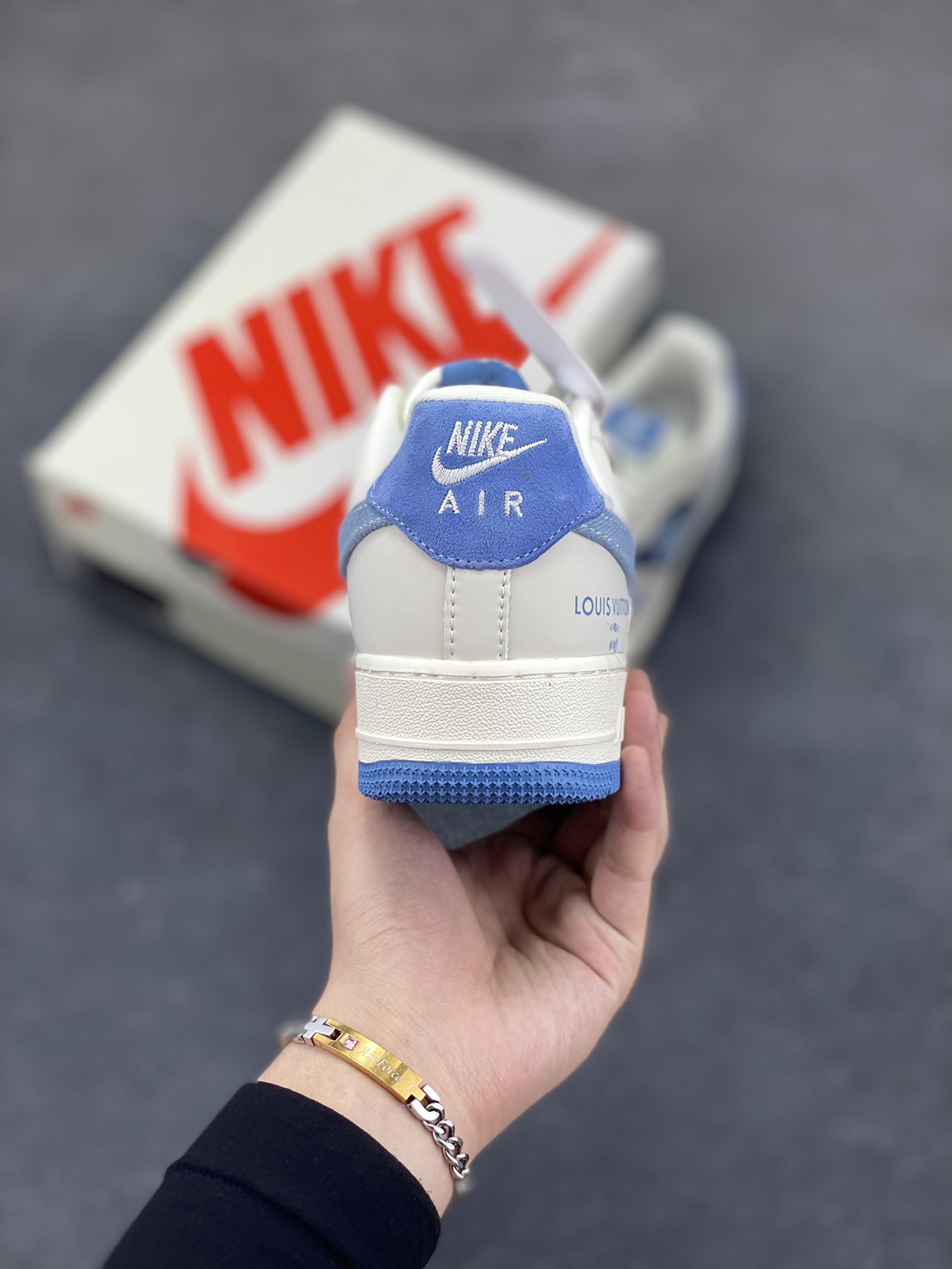图片[4]-NIke Air Force 1 \’07 Low “LV联名——蓝布勾”空军一号 低帮 运动鞋 休闲鞋 折边针车 工艺难度大 原楦头原纸板 原装鞋盒 定制五金配件 内置全掌气垫 原厂鞋底 货号：DF0188-068 尺码：36 36.5 37.5 38 38.5 39 40 40.5 41 42 42.5 43 44 44.5 45-选品中心