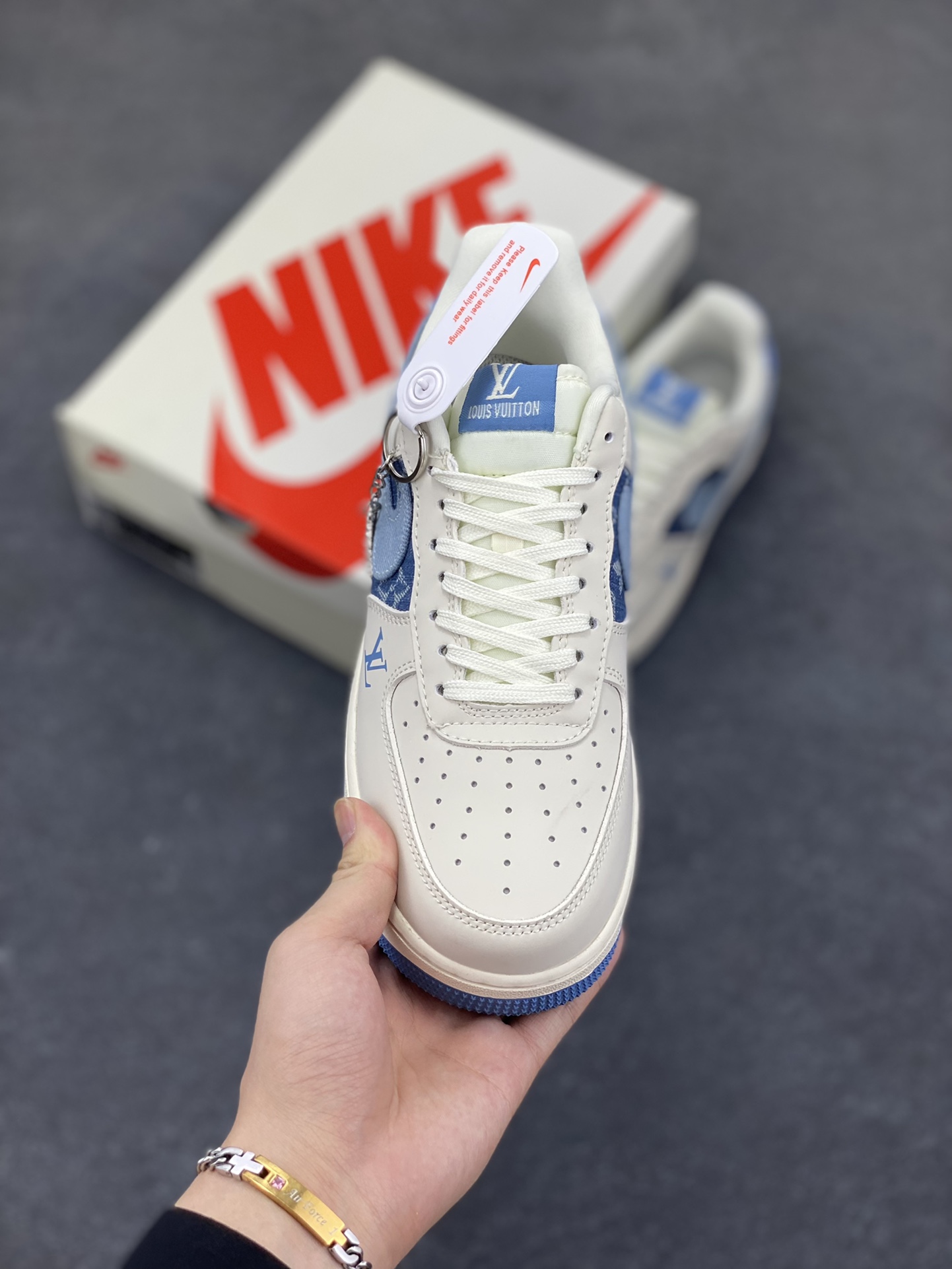 图片[2]-NIke Air Force 1 \’07 Low “LV联名——蓝布勾”空军一号 低帮 运动鞋 休闲鞋 折边针车 工艺难度大 原楦头原纸板 原装鞋盒 定制五金配件 内置全掌气垫 原厂鞋底 货号：DF0188-068 尺码：36 36.5 37.5 38 38.5 39 40 40.5 41 42 42.5 43 44 44.5 45-选品中心