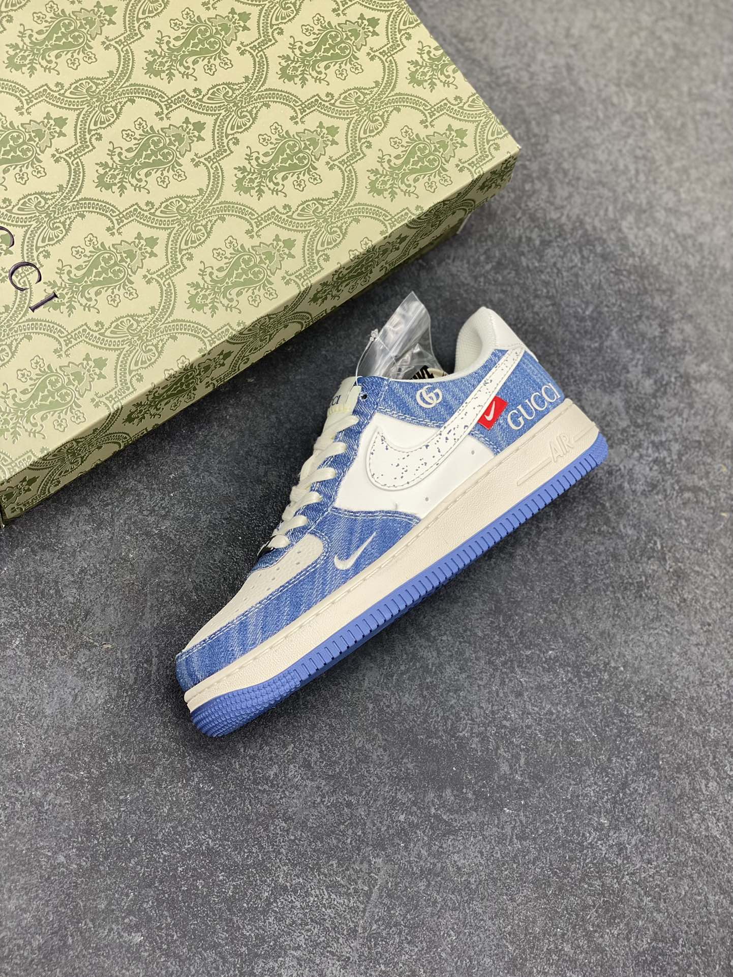 图片[7]-NIke Air Force 1 \’07 Low “GUCCI古驰联名——牛仔蓝白”空军一号 低帮 运动鞋 休闲鞋 折边针车 工艺难度大 原楦头原纸板 原装鞋盒 定制五金配件 内置全掌气垫 原厂鞋底 货号：HS8068-012 尺码：36 36.5 37.5 38 38.5 39 40 40.5 41 42 42.5 43 44 44.5 45-选品中心