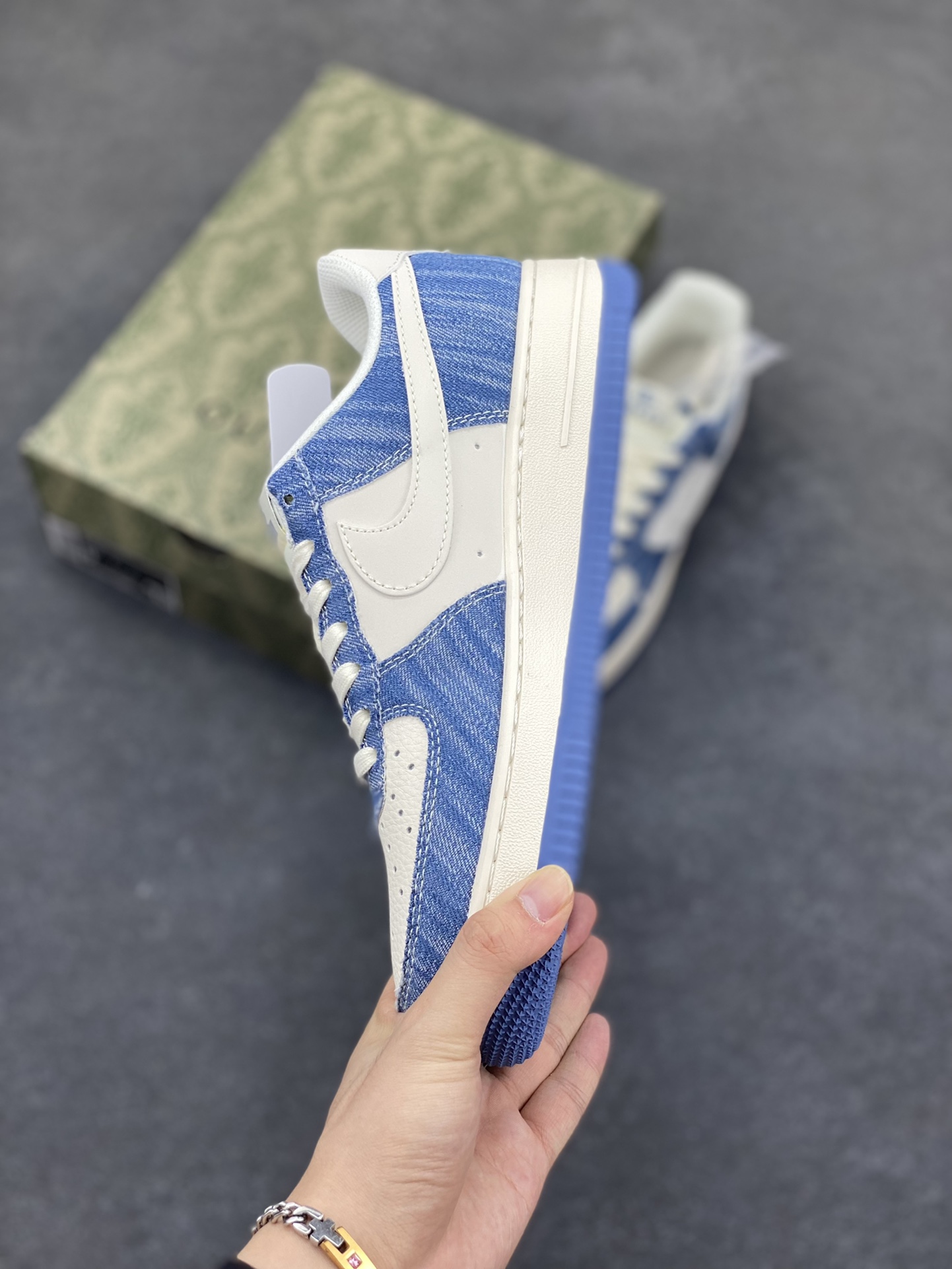 图片[3]-NIke Air Force 1 \’07 Low “GUCCI古驰联名——牛仔蓝白”空军一号 低帮 运动鞋 休闲鞋 折边针车 工艺难度大 原楦头原纸板 原装鞋盒 定制五金配件 内置全掌气垫 原厂鞋底 货号：HS8068-012 尺码：36 36.5 37.5 38 38.5 39 40 40.5 41 42 42.5 43 44 44.5 45-选品中心