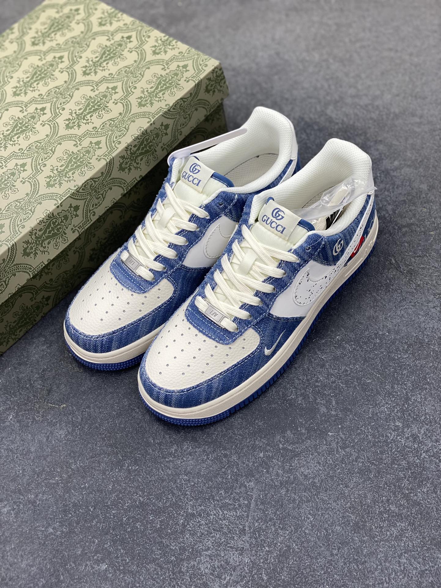图片[8]-NIke Air Force 1 \’07 Low “GUCCI古驰联名——牛仔蓝白”空军一号 低帮 运动鞋 休闲鞋 折边针车 工艺难度大 原楦头原纸板 原装鞋盒 定制五金配件 内置全掌气垫 原厂鞋底 货号：HS8068-012 尺码：36 36.5 37.5 38 38.5 39 40 40.5 41 42 42.5 43 44 44.5 45-选品中心