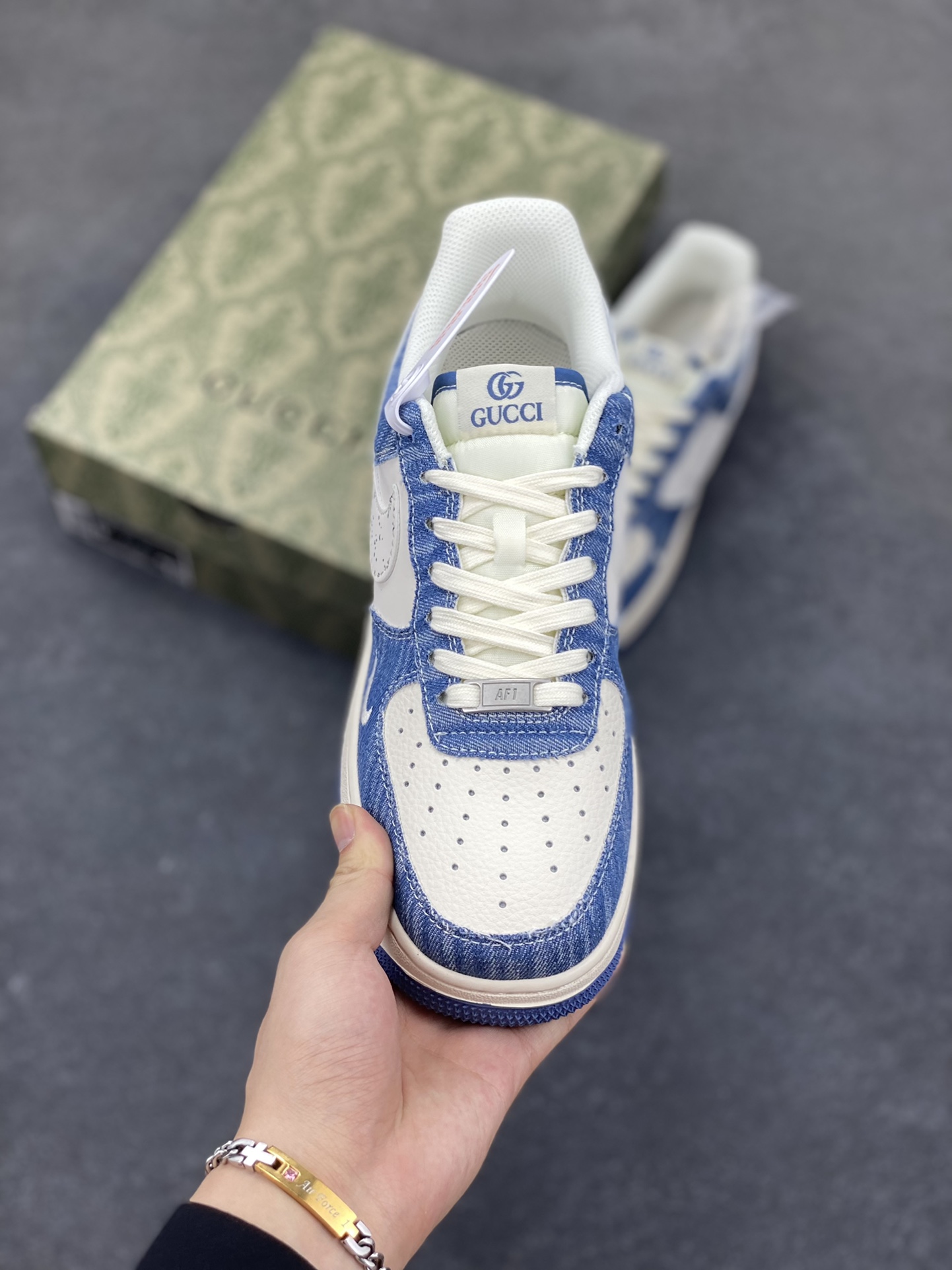 图片[2]-NIke Air Force 1 \’07 Low “GUCCI古驰联名——牛仔蓝白”空军一号 低帮 运动鞋 休闲鞋 折边针车 工艺难度大 原楦头原纸板 原装鞋盒 定制五金配件 内置全掌气垫 原厂鞋底 货号：HS8068-012 尺码：36 36.5 37.5 38 38.5 39 40 40.5 41 42 42.5 43 44 44.5 45-选品中心