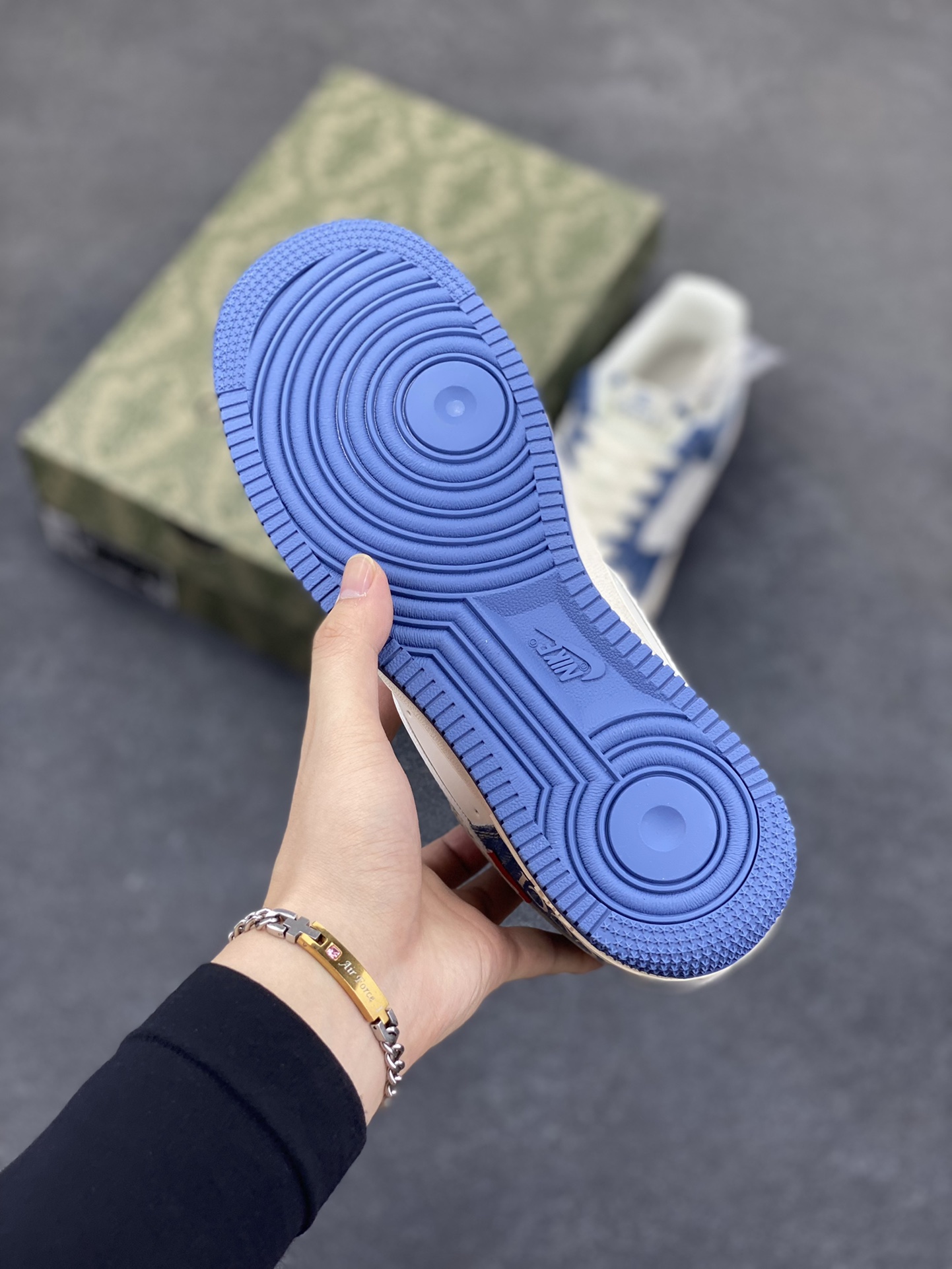 图片[5]-NIke Air Force 1 \’07 Low “GUCCI古驰联名——牛仔蓝白”空军一号 低帮 运动鞋 休闲鞋 折边针车 工艺难度大 原楦头原纸板 原装鞋盒 定制五金配件 内置全掌气垫 原厂鞋底 货号：HS8068-012 尺码：36 36.5 37.5 38 38.5 39 40 40.5 41 42 42.5 43 44 44.5 45-选品中心