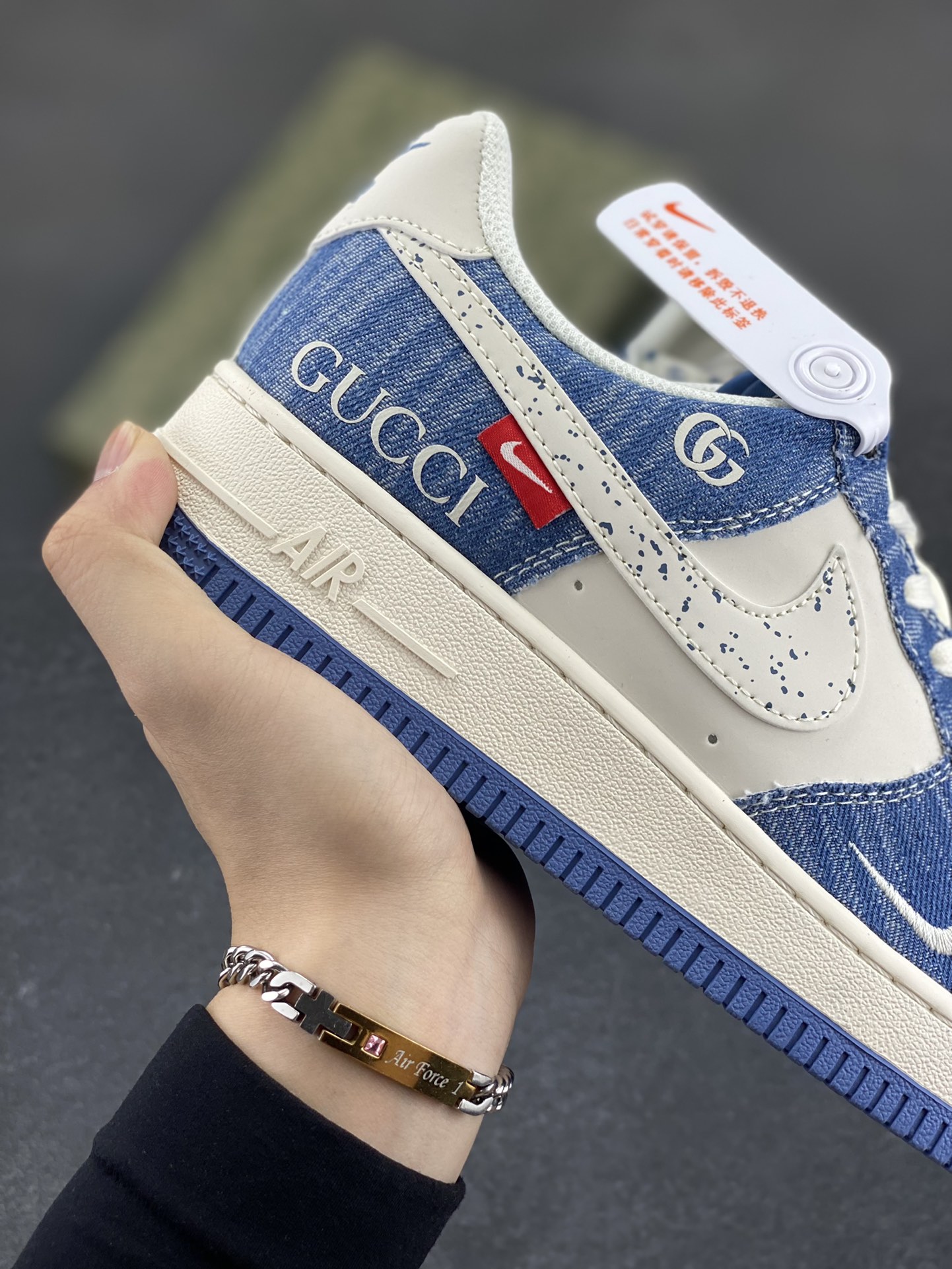 图片[6]-NIke Air Force 1 \’07 Low “GUCCI古驰联名——牛仔蓝白”空军一号 低帮 运动鞋 休闲鞋 折边针车 工艺难度大 原楦头原纸板 原装鞋盒 定制五金配件 内置全掌气垫 原厂鞋底 货号：HS8068-012 尺码：36 36.5 37.5 38 38.5 39 40 40.5 41 42 42.5 43 44 44.5 45-选品中心