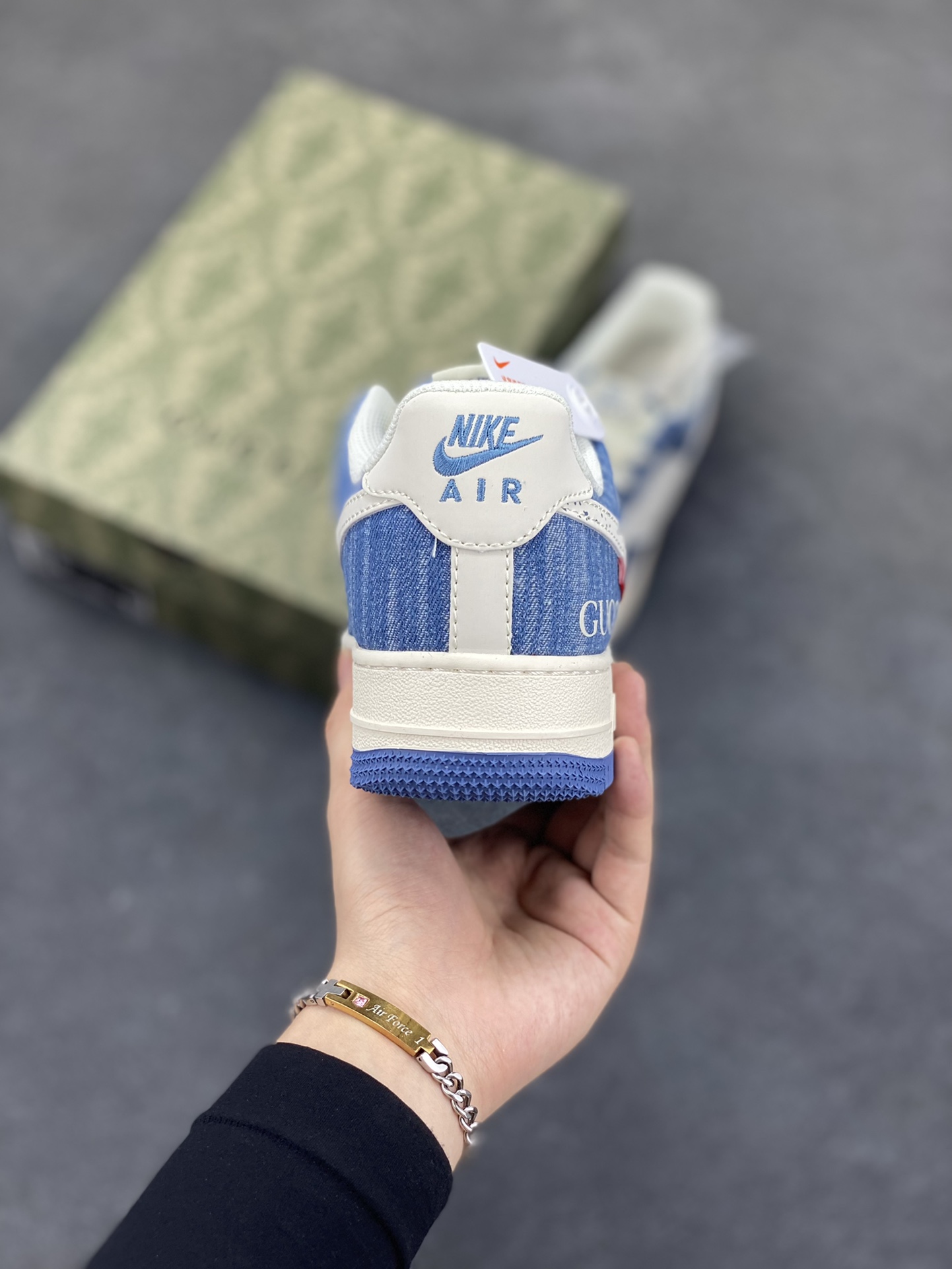 图片[4]-NIke Air Force 1 \’07 Low “GUCCI古驰联名——牛仔蓝白”空军一号 低帮 运动鞋 休闲鞋 折边针车 工艺难度大 原楦头原纸板 原装鞋盒 定制五金配件 内置全掌气垫 原厂鞋底 货号：HS8068-012 尺码：36 36.5 37.5 38 38.5 39 40 40.5 41 42 42.5 43 44 44.5 45-选品中心