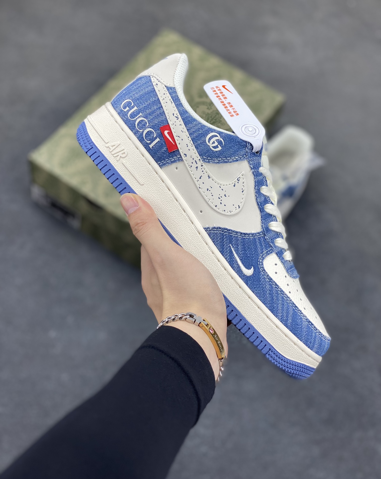 NIke Air Force 1 \’07 Low “GUCCI古驰联名——牛仔蓝白”空军一号 低帮 运动鞋 休闲鞋 折边针车 工艺难度大 原楦头原纸板 原装鞋盒 定制五金配件 内置全掌气垫 原厂鞋底 货号:HS8068-012 尺码:36 36.5 37.5 38 38.5 39 40 40.5 41 42 42.5 43 44 44.5 45-选品中心