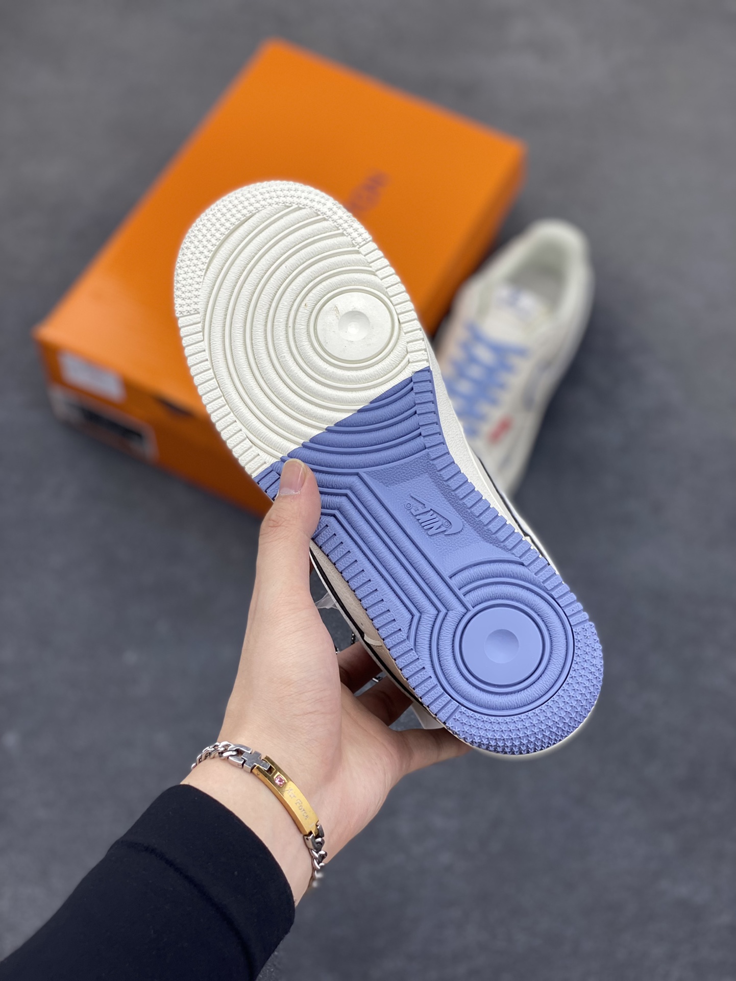 图片[5]-NIke Air Force 1 \’07 Low “LV联名”空军一号 低帮 运动鞋 休闲鞋 折边针车 工艺难度大 原楦头原纸板 原装鞋盒 定制五金配件 内置全掌气垫 原厂鞋底 货号：CS5288-018 尺码：36 36.5 37.5 38 38.5 39 40 40.5 41 42 42.5 43 44 44.5 45-选品中心