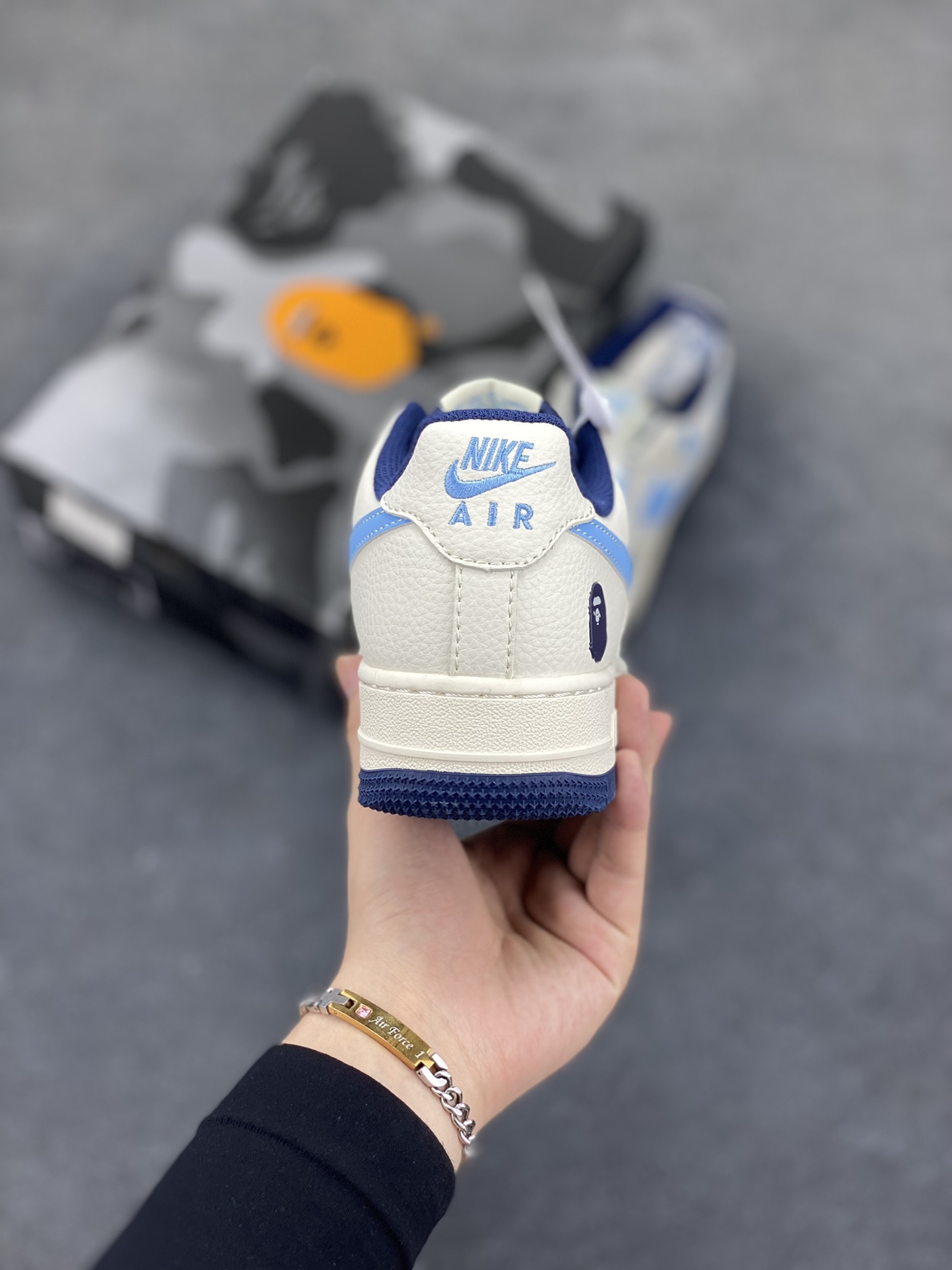 图片[4]-NIke Air Force 1 \’07 Low “ape猿人头联名——白蓝”空军一号 低帮 运动鞋 休闲鞋 折边针车 工艺难度大 原楦头原纸板 原装鞋盒 定制五金配件 内置全掌气垫 原厂鞋底 货号：HS8068-010 尺码：36 36.5 37.5 38 38.5 39 40 40.5 41 42 42.5 43 44 44.5 45-选品中心