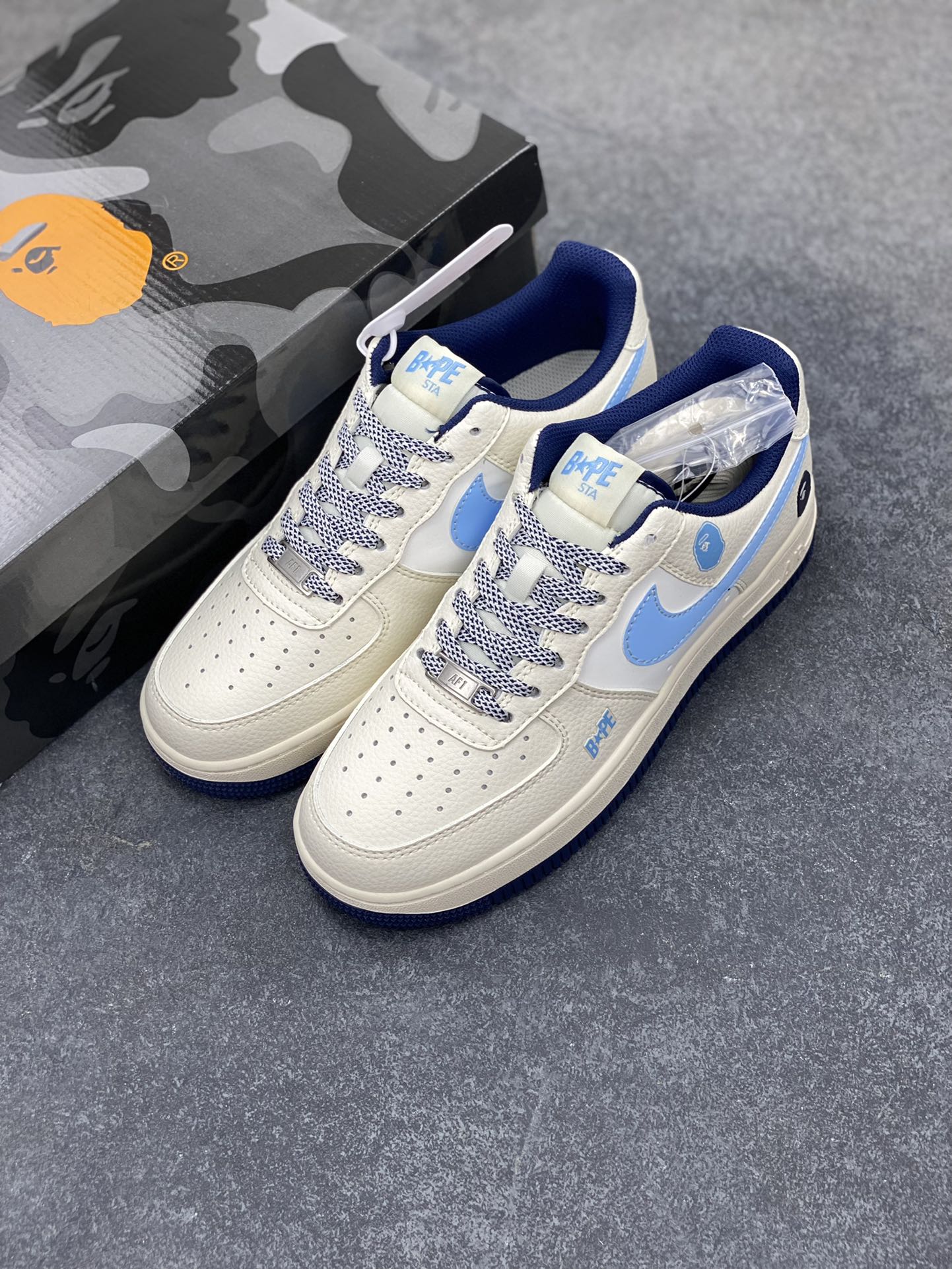 图片[8]-NIke Air Force 1 \’07 Low “ape猿人头联名——白蓝”空军一号 低帮 运动鞋 休闲鞋 折边针车 工艺难度大 原楦头原纸板 原装鞋盒 定制五金配件 内置全掌气垫 原厂鞋底 货号：HS8068-010 尺码：36 36.5 37.5 38 38.5 39 40 40.5 41 42 42.5 43 44 44.5 45-选品中心
