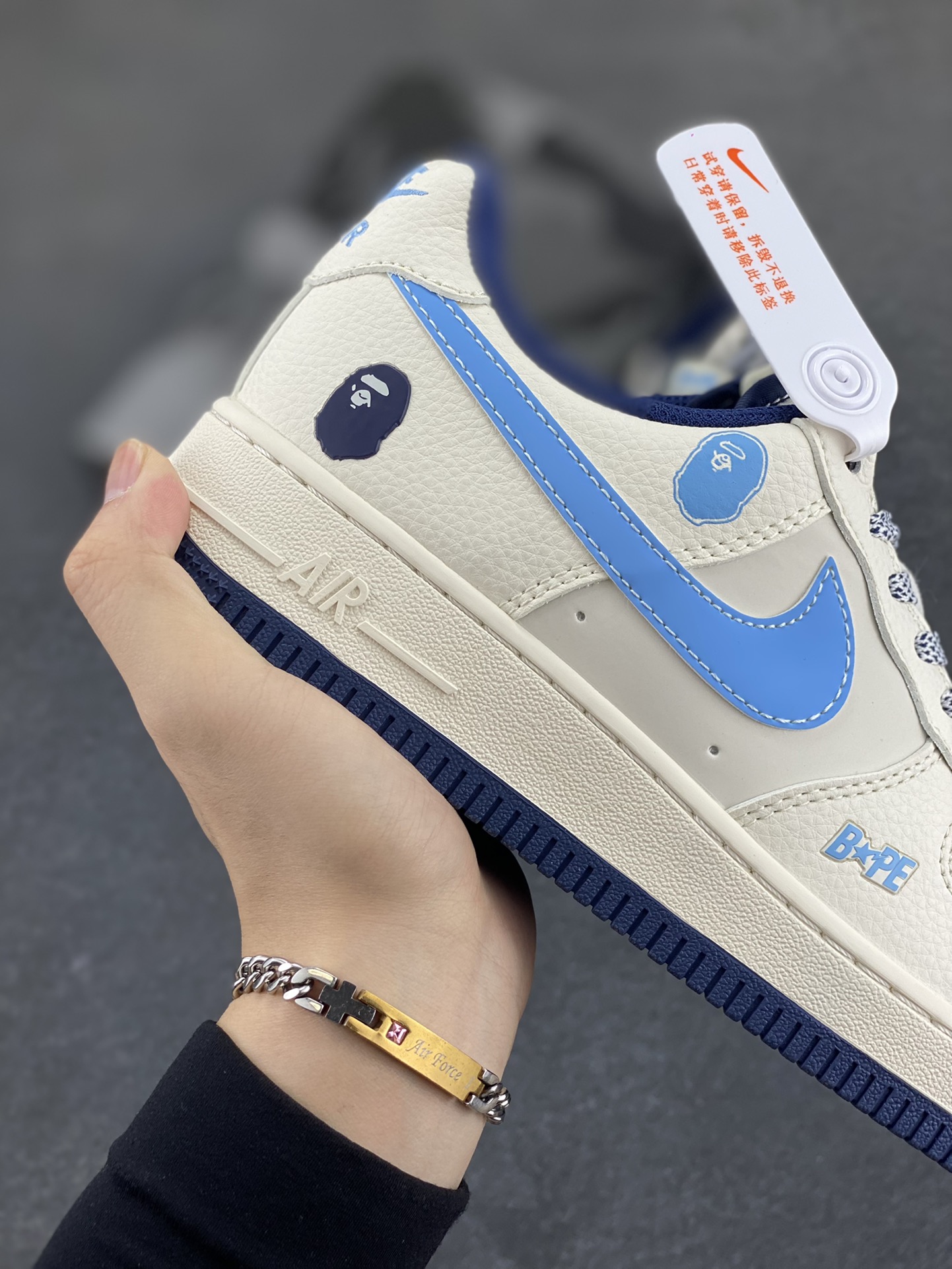 图片[6]-NIke Air Force 1 \’07 Low “ape猿人头联名——白蓝”空军一号 低帮 运动鞋 休闲鞋 折边针车 工艺难度大 原楦头原纸板 原装鞋盒 定制五金配件 内置全掌气垫 原厂鞋底 货号：HS8068-010 尺码：36 36.5 37.5 38 38.5 39 40 40.5 41 42 42.5 43 44 44.5 45-选品中心