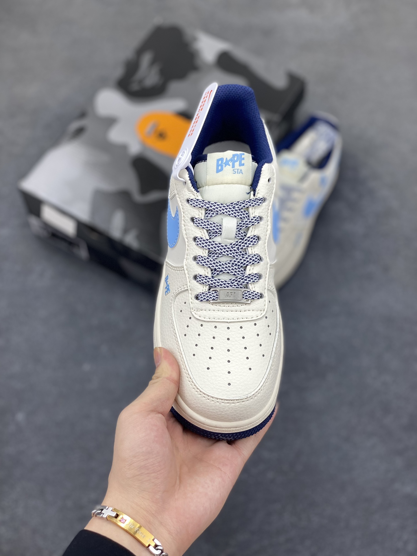 图片[2]-NIke Air Force 1 \’07 Low “ape猿人头联名——白蓝”空军一号 低帮 运动鞋 休闲鞋 折边针车 工艺难度大 原楦头原纸板 原装鞋盒 定制五金配件 内置全掌气垫 原厂鞋底 货号：HS8068-010 尺码：36 36.5 37.5 38 38.5 39 40 40.5 41 42 42.5 43 44 44.5 45-选品中心