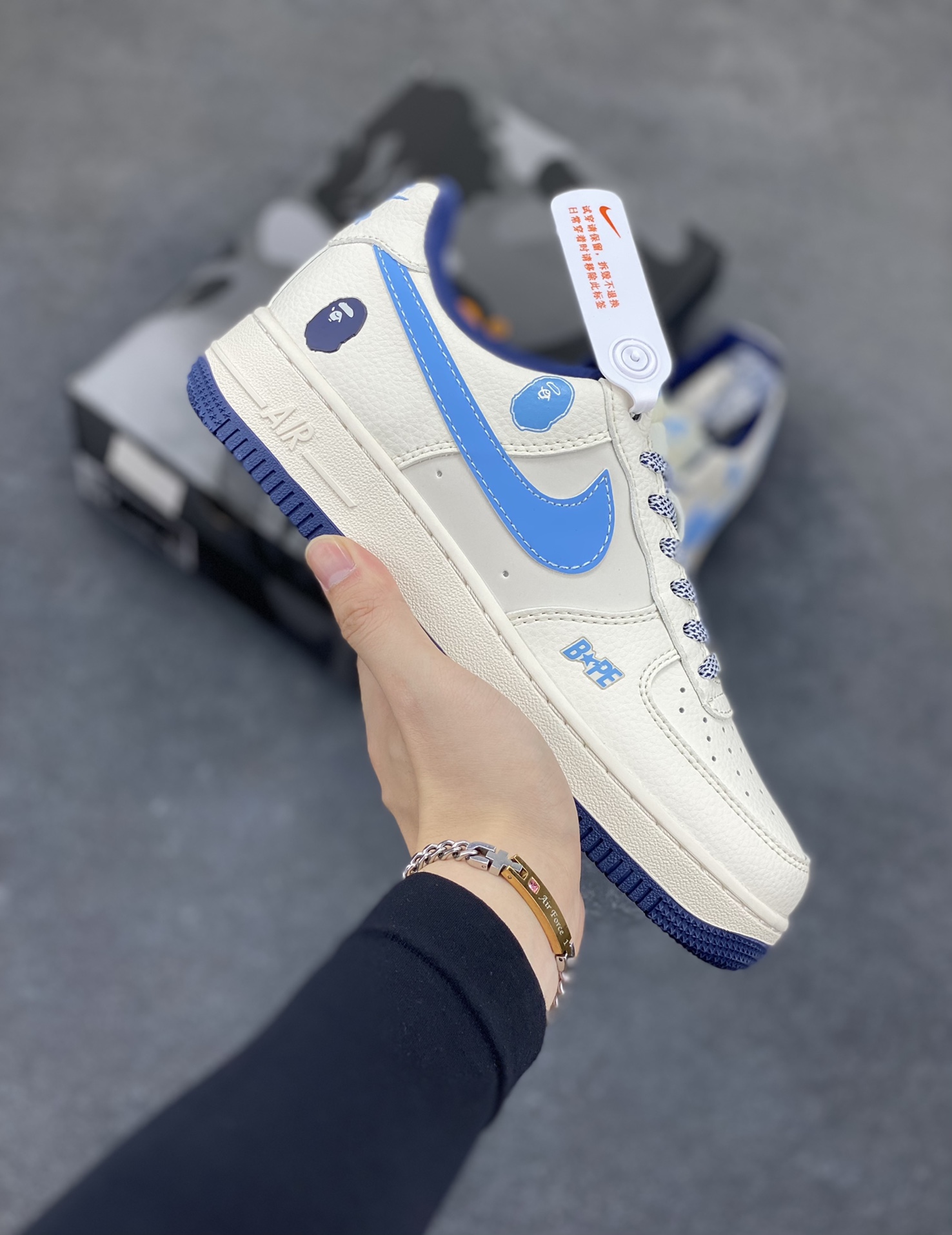NIke Air Force 1 \’07 Low “ape猿人头联名——白蓝”空军一号 低帮 运动鞋 休闲鞋 折边针车 工艺难度大 原楦头原纸板 原装鞋盒 定制五金配件 内置全掌气垫 原厂鞋底 货号:HS8068-010 尺码:36 36.5 37.5 38 38.5 39 40 40.5 41 42 42.5 43 44 44.5 45-选品中心