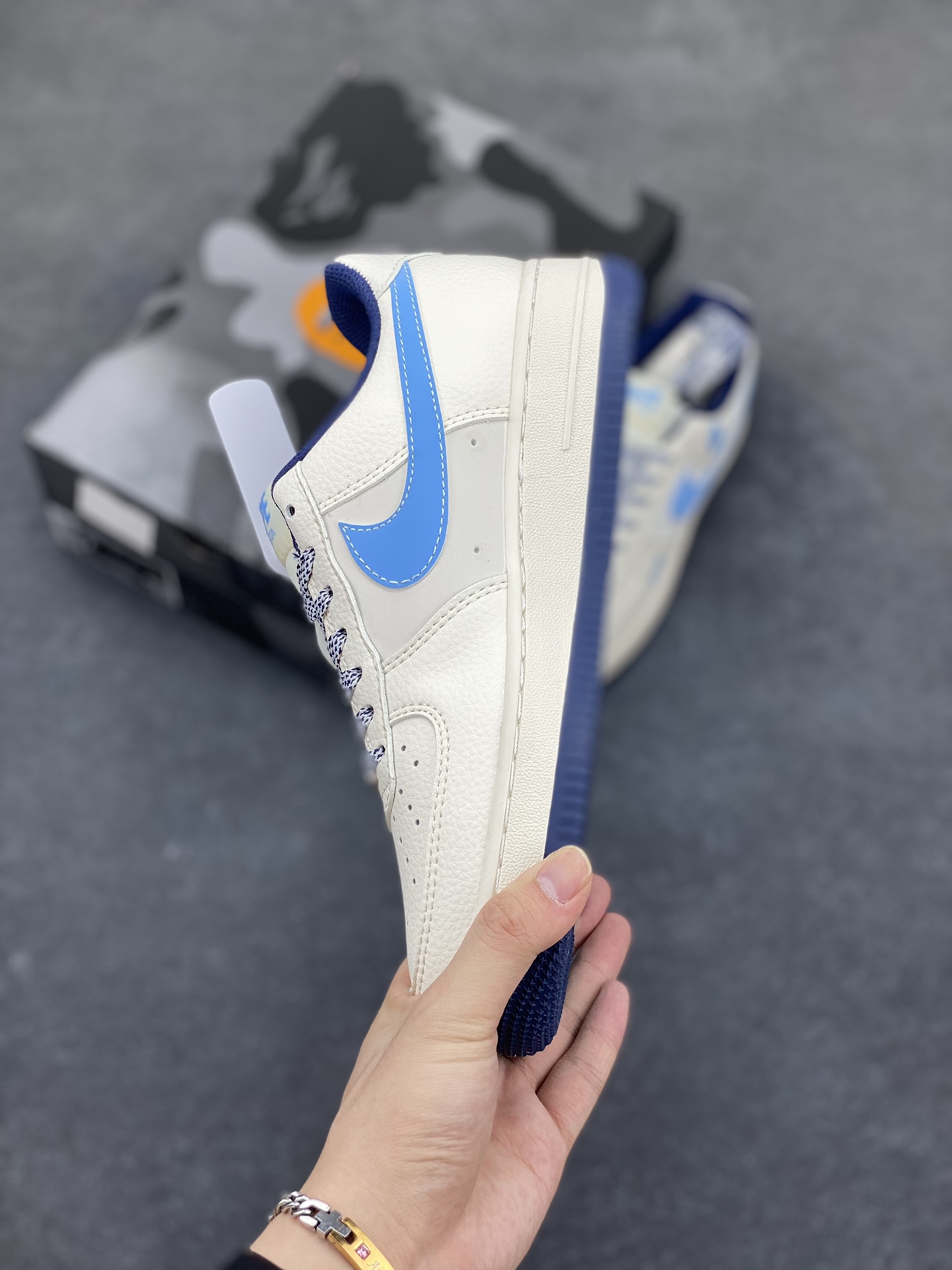 图片[3]-NIke Air Force 1 \’07 Low “ape猿人头联名——白蓝”空军一号 低帮 运动鞋 休闲鞋 折边针车 工艺难度大 原楦头原纸板 原装鞋盒 定制五金配件 内置全掌气垫 原厂鞋底 货号：HS8068-010 尺码：36 36.5 37.5 38 38.5 39 40 40.5 41 42 42.5 43 44 44.5 45-选品中心