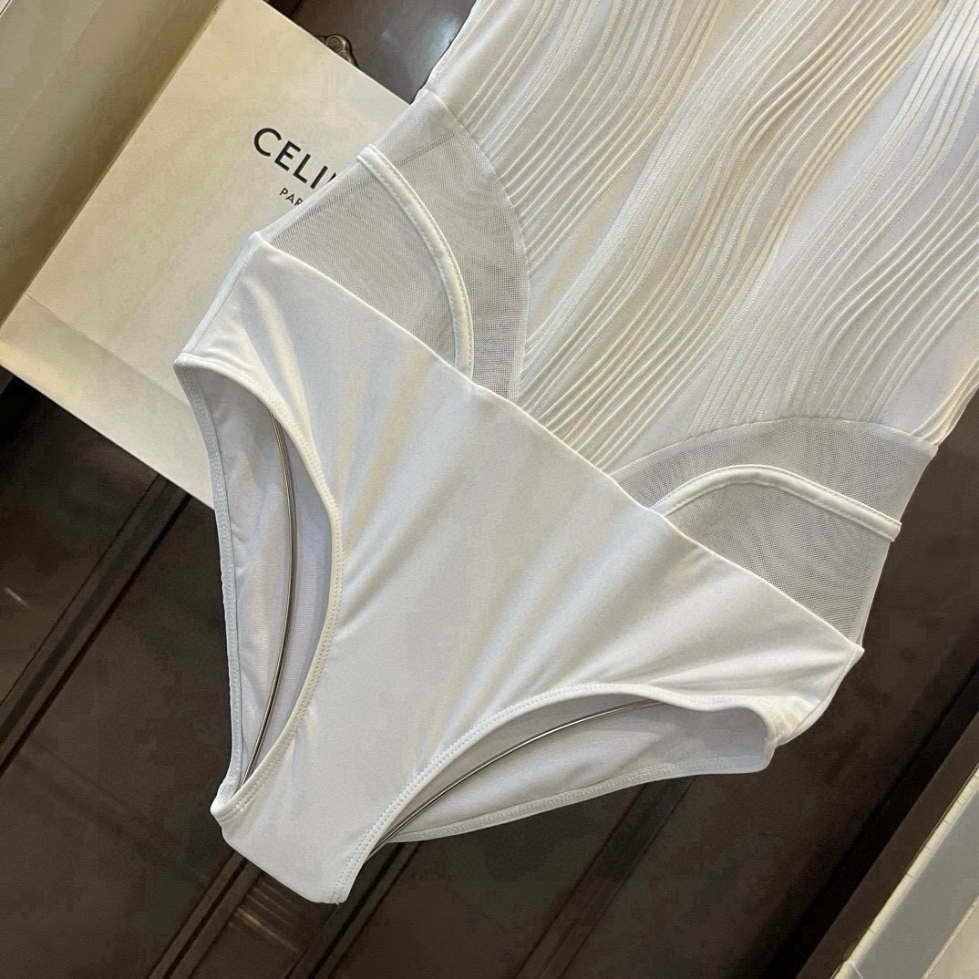 。
Chanel 香奈儿连体泳衣 😍🥰适合多种场景的游泳衣🏊‍♀️海边 游泳池 温泉 水上乐园 漂流都可